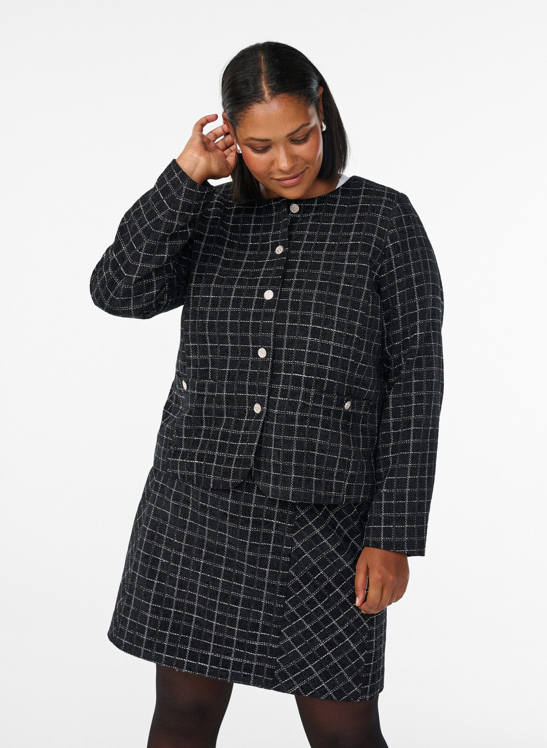 Kurzer karierter Boucl&eacute;-Blazer mit Rundhalsausschnitt, Schwarz, Model