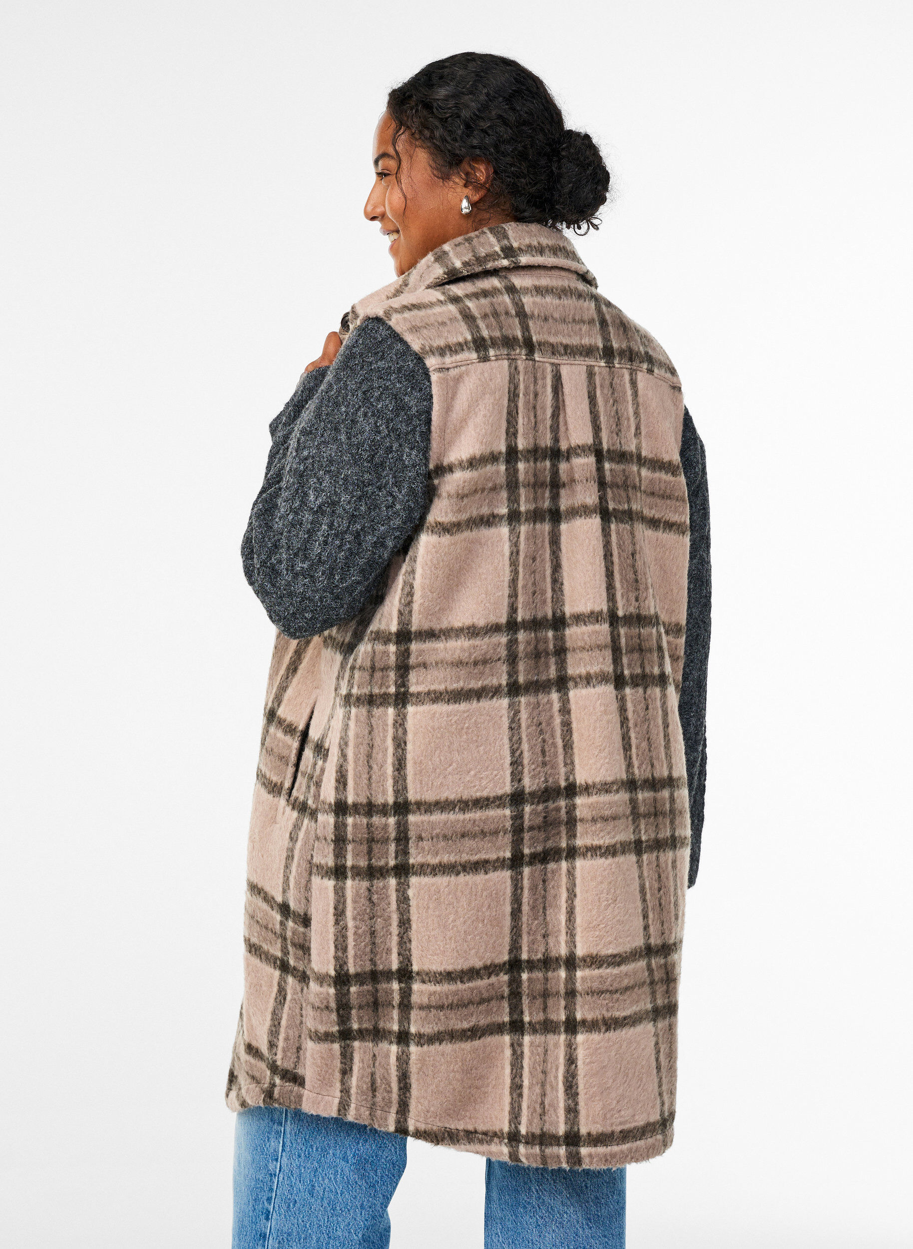 Zizzi Gilet long &agrave; carreaux en tissu bross&eacute;, Beige, Model image number 2