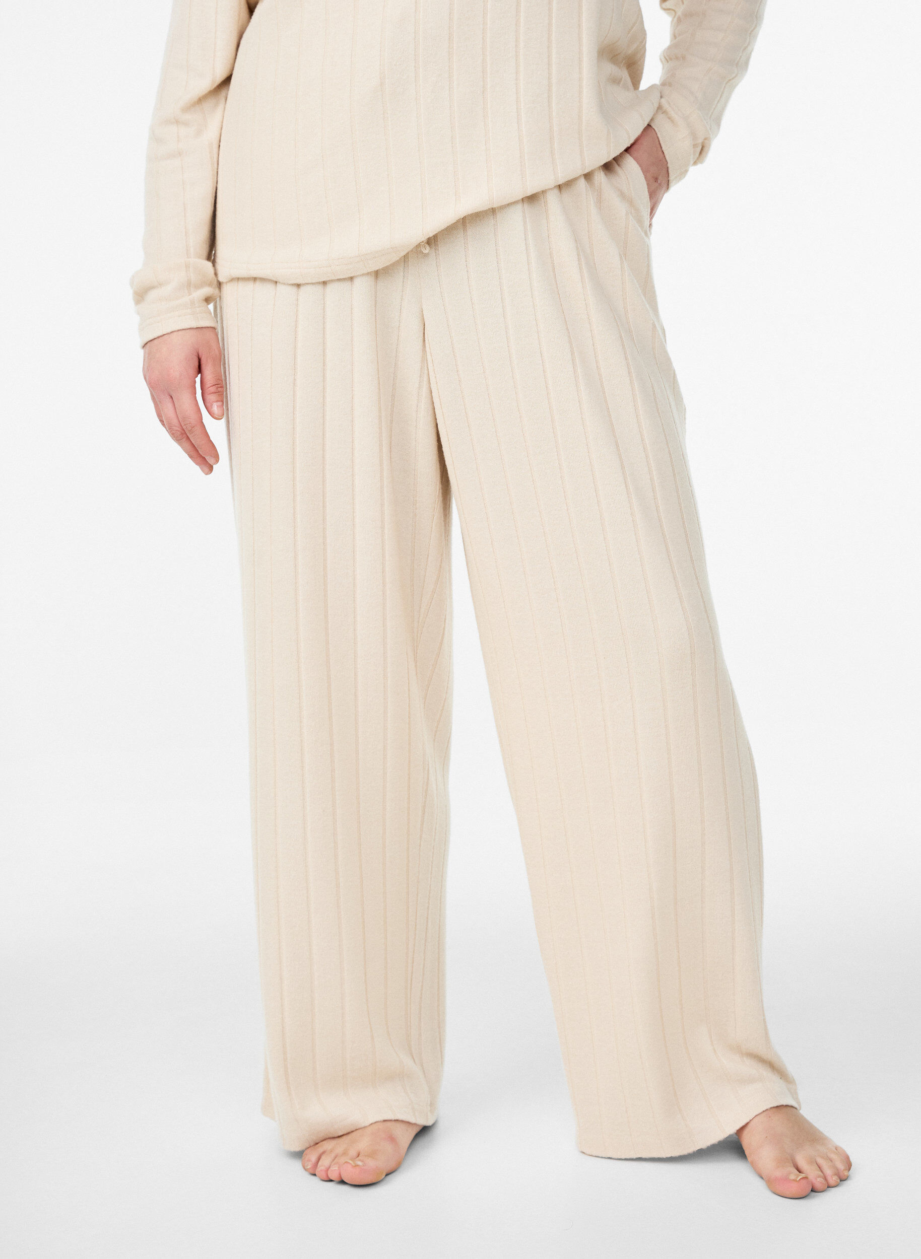 Zizzi Loungehose aus geripptem Jersey mit hoher Taille, Beige, Model image number 2