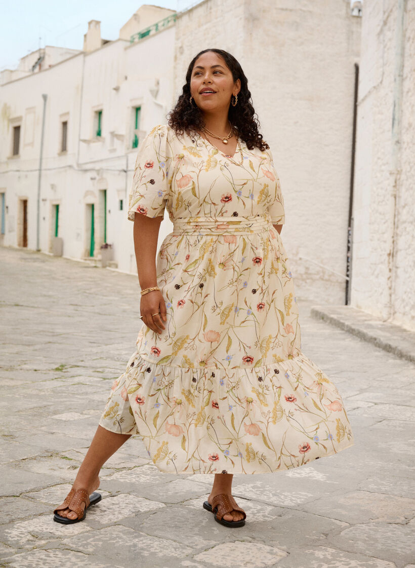 Robe mi-longue &agrave; fleurs avec une forme trap&egrave;ze, Beige, Image image number 0