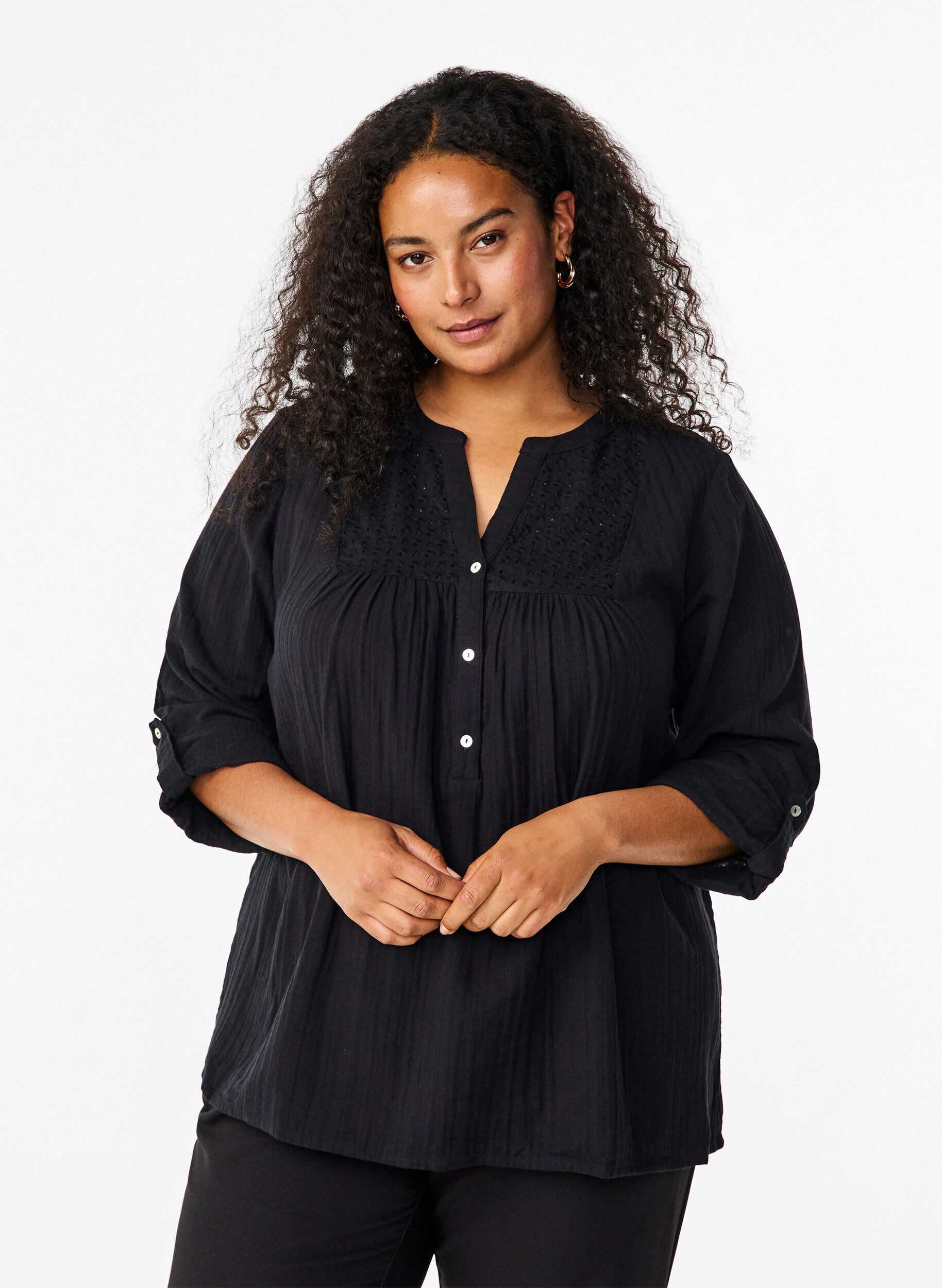 Zizzi  Baumwollbluse mit Lochstickerei und 3/4-&Auml;rmeln, Black, Model image number 0