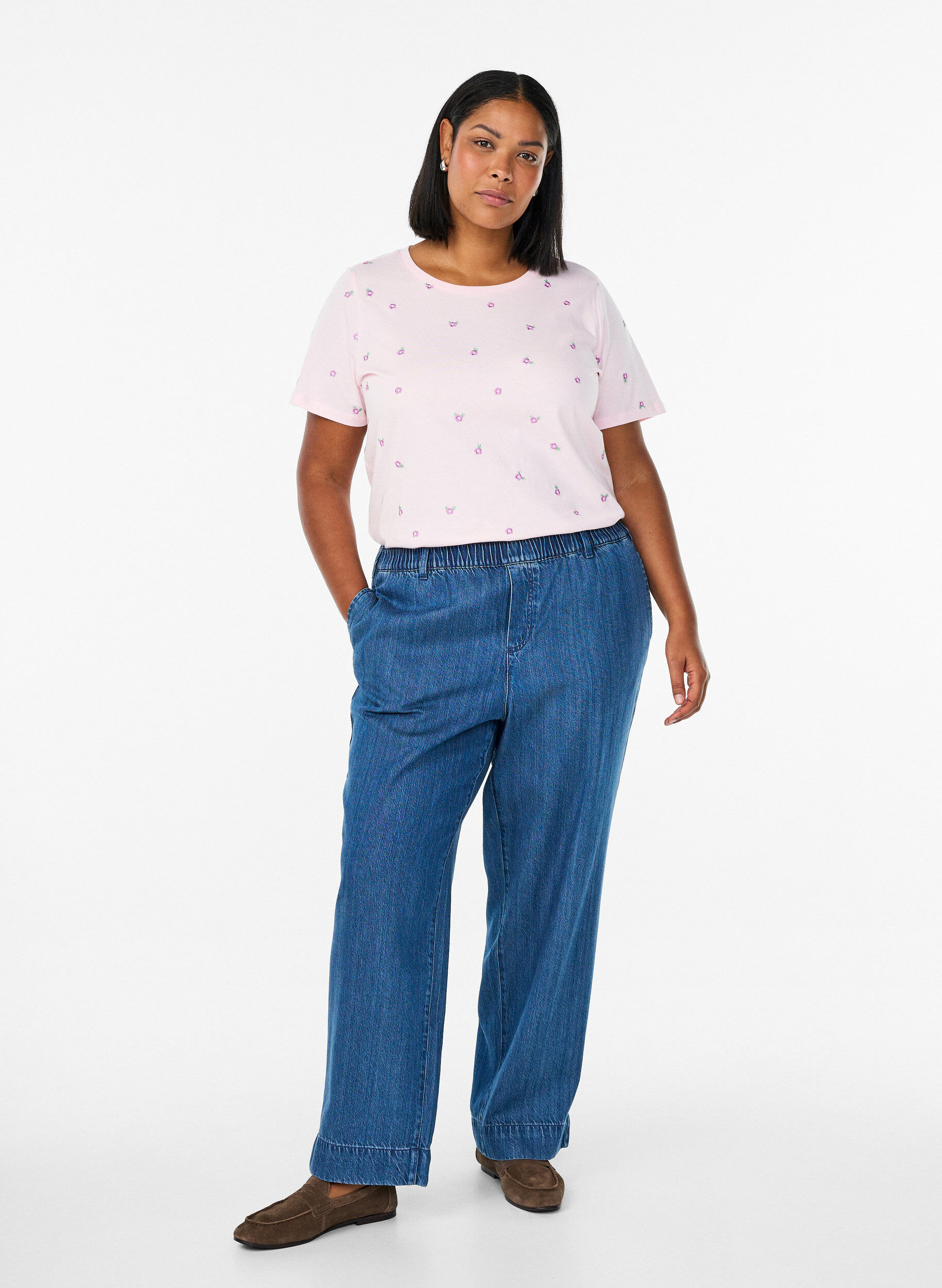 Zizzi T-Shirt aus Bio-Baumwolle mit aufgestickten Motiven, Pink, Model image number 1