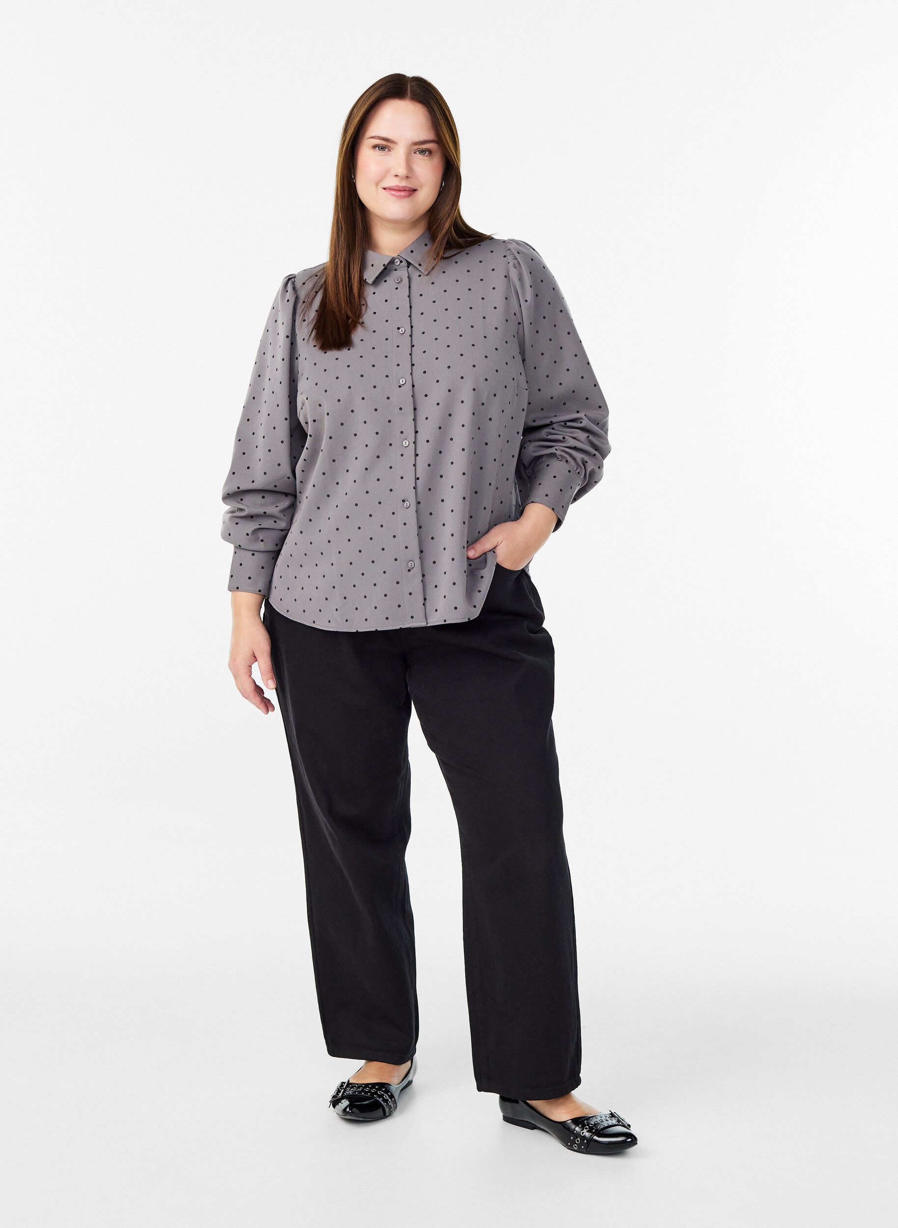 Zizzi Bluse mit Kragen und Punkten, Grau, Model image number 1