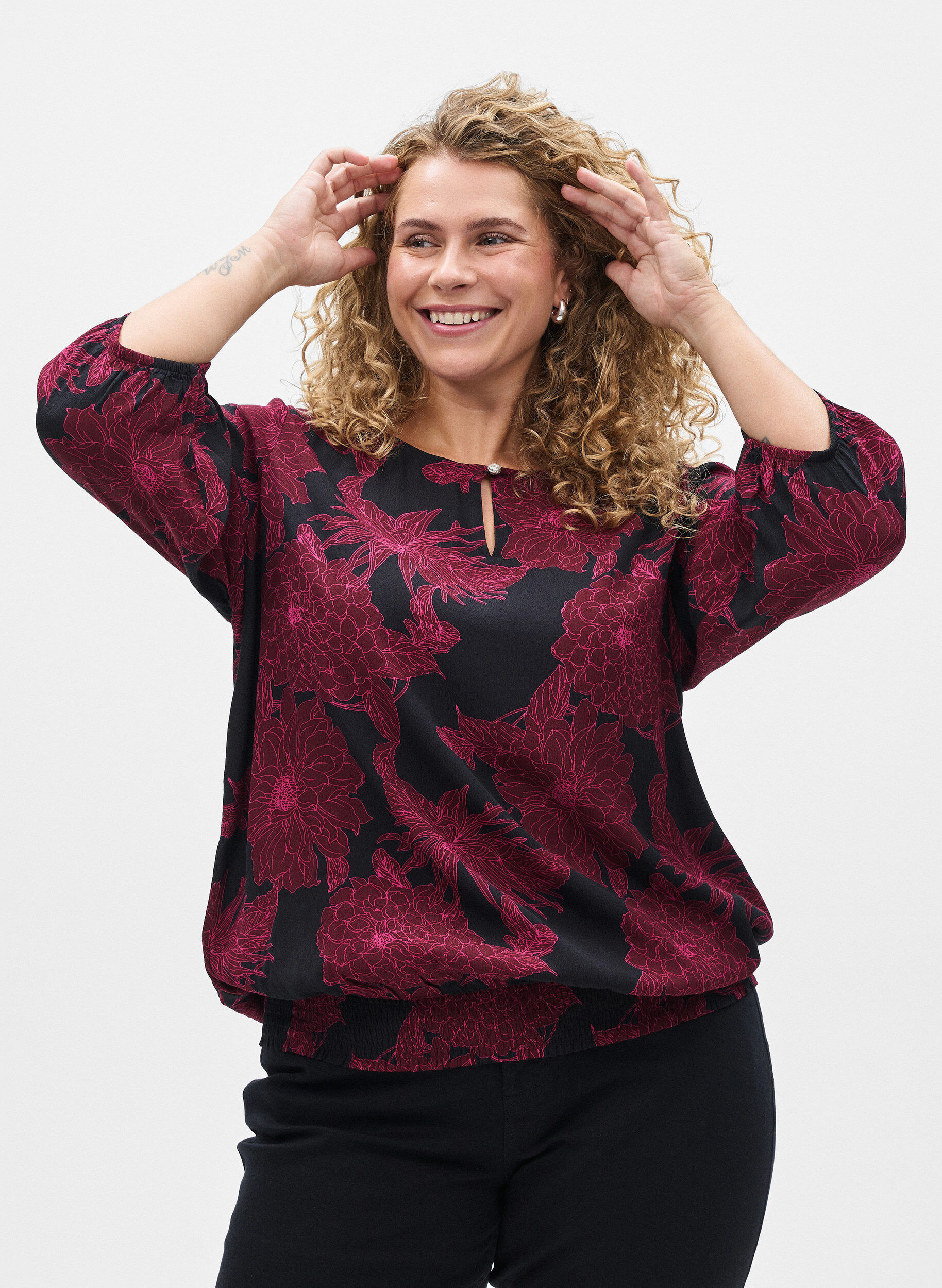 Zizzi Blouse en viscose &agrave; imprim&eacute; floral et smocks, Bordeaux fonc&eacute;, Model image number 0