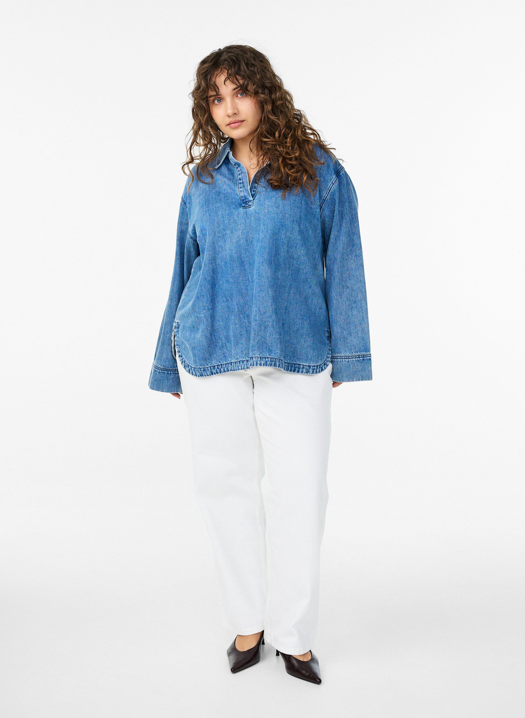 Zizzi Lockere Bluse aus Denim mit Kragen und V-Ausschnitt, Blau, Model image number 1