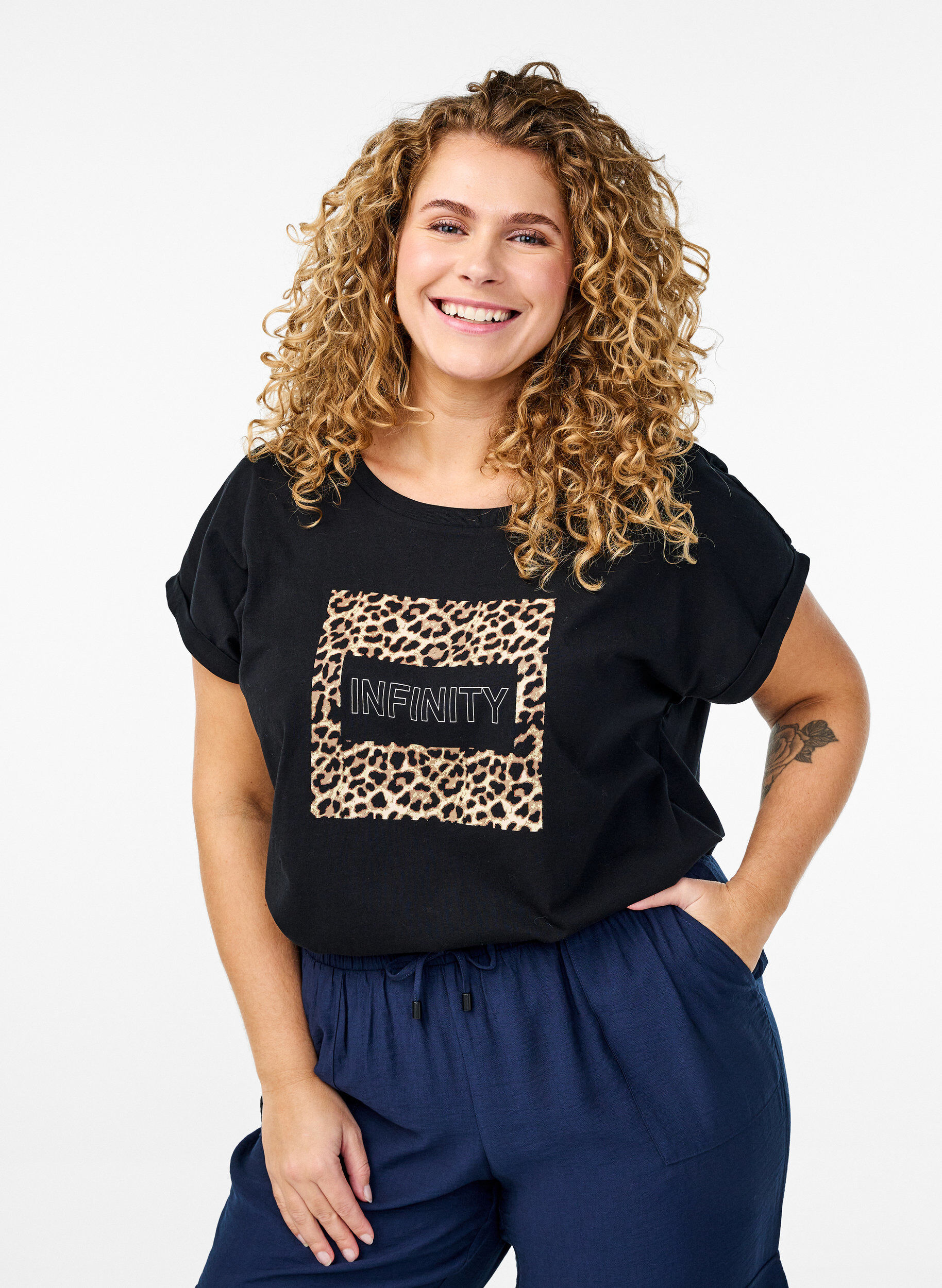 Zizzi T-Shirt mit Leopardenmuster und Text, Black Leo, Model image number 0