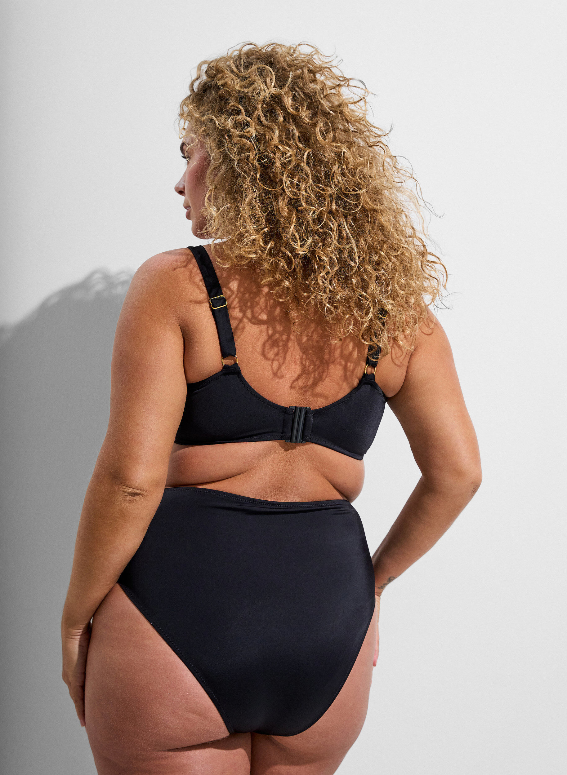 ZizziBas de bikini Tai taille haute avec d&eacute;tail dor&eacute;, Noir, Model image number 1