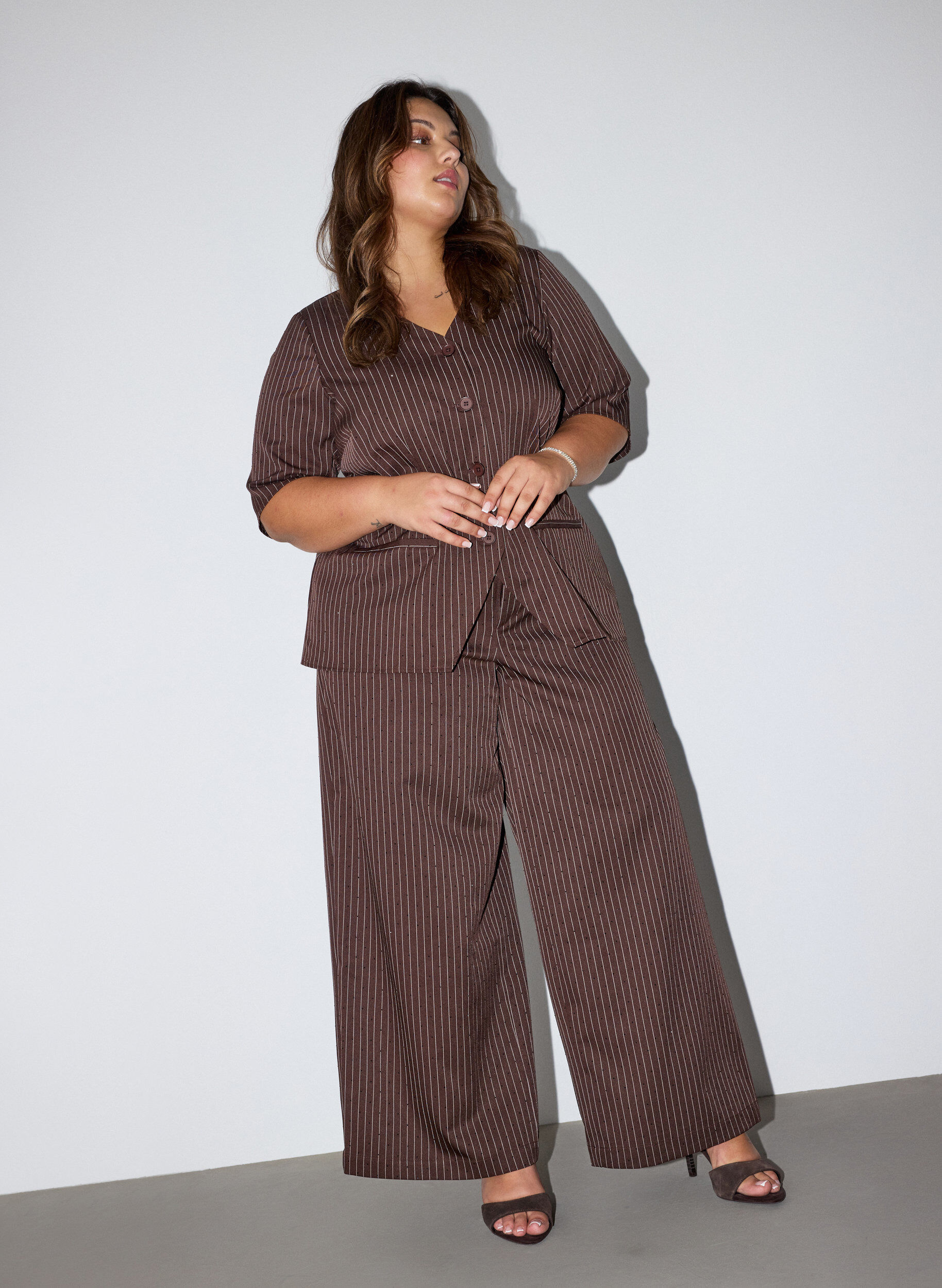 Pantalon coupe amples &agrave; rayures tennis avec strass, Marron, Model
