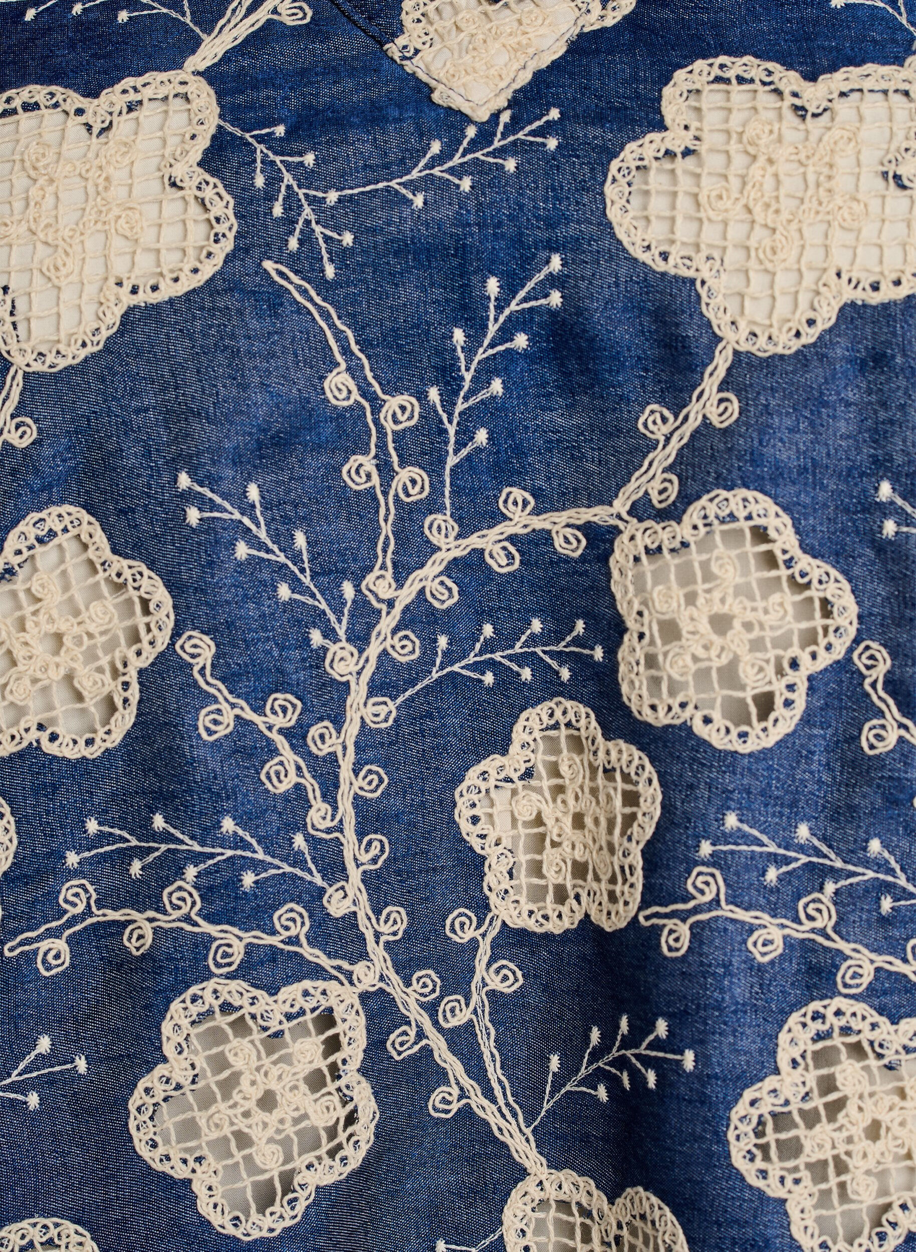 Zizzi Bluse mit V-Ausschnitt und gesticktem Muster, Blau, Packshot image number 2