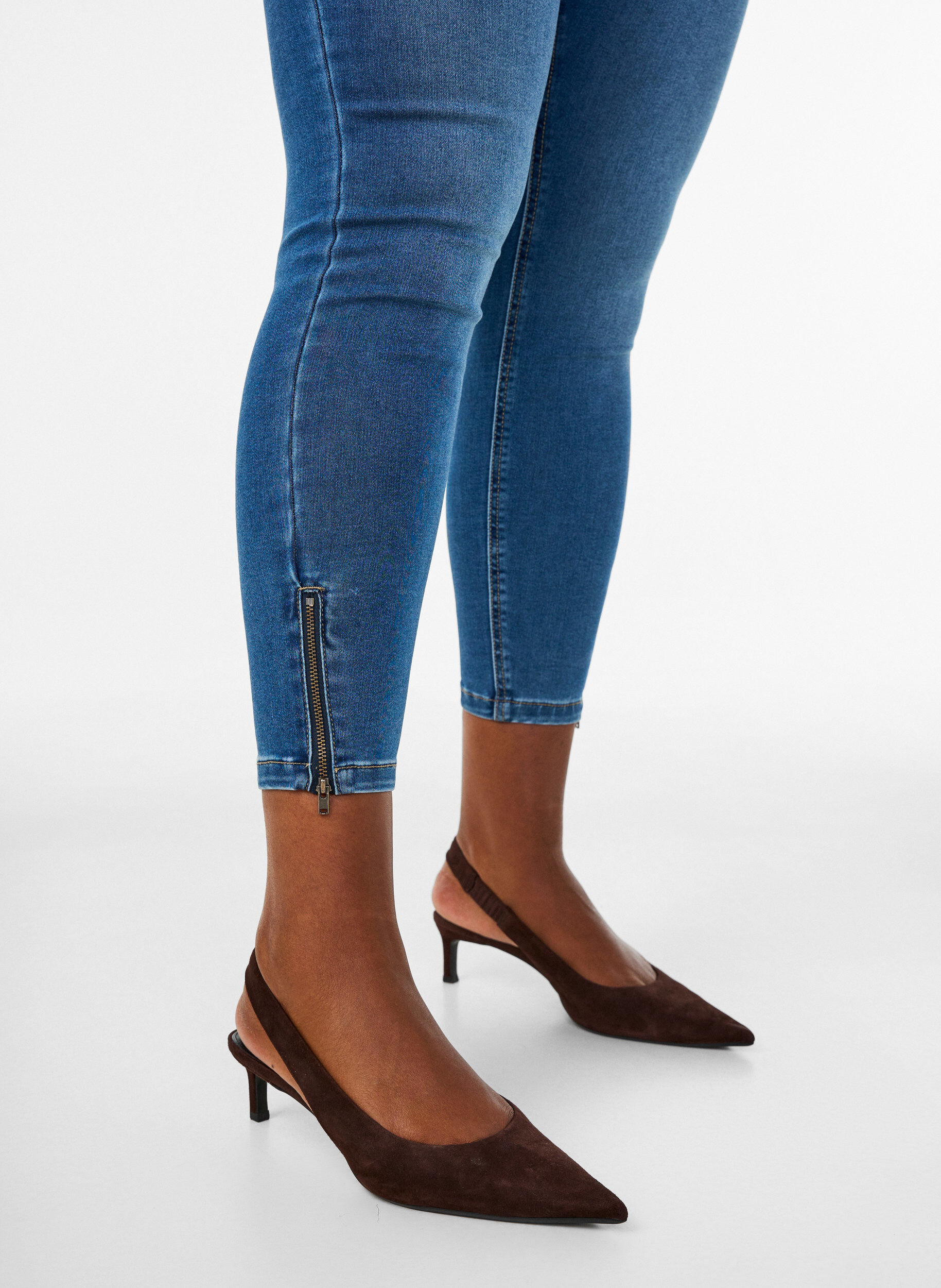 ZizziKurze Amy Jeans mit Rei&szlig;verschlussdetail., Blau, Model image number 4