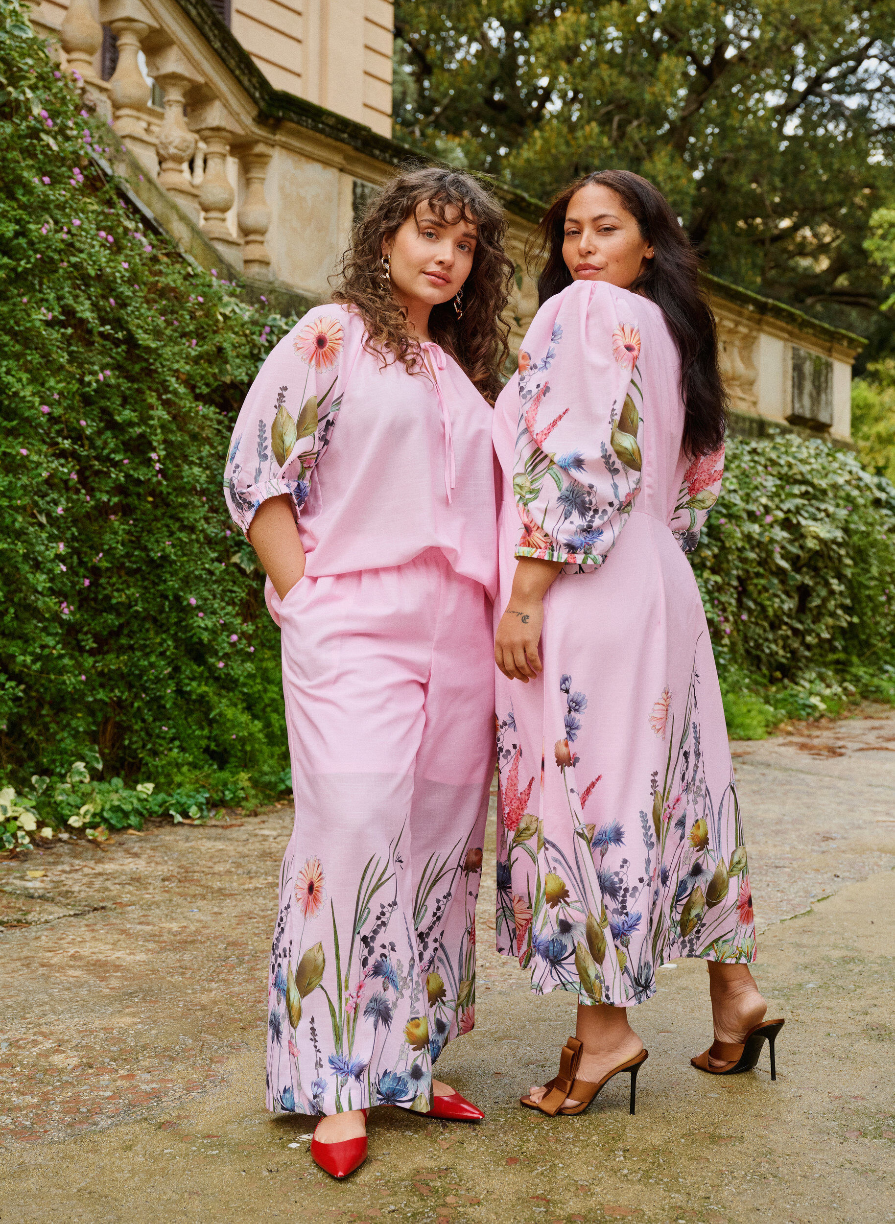 Zizzi Hose mit gebl&uuml;mtem Muster und weiten Beinen, Pink, Image image number 0