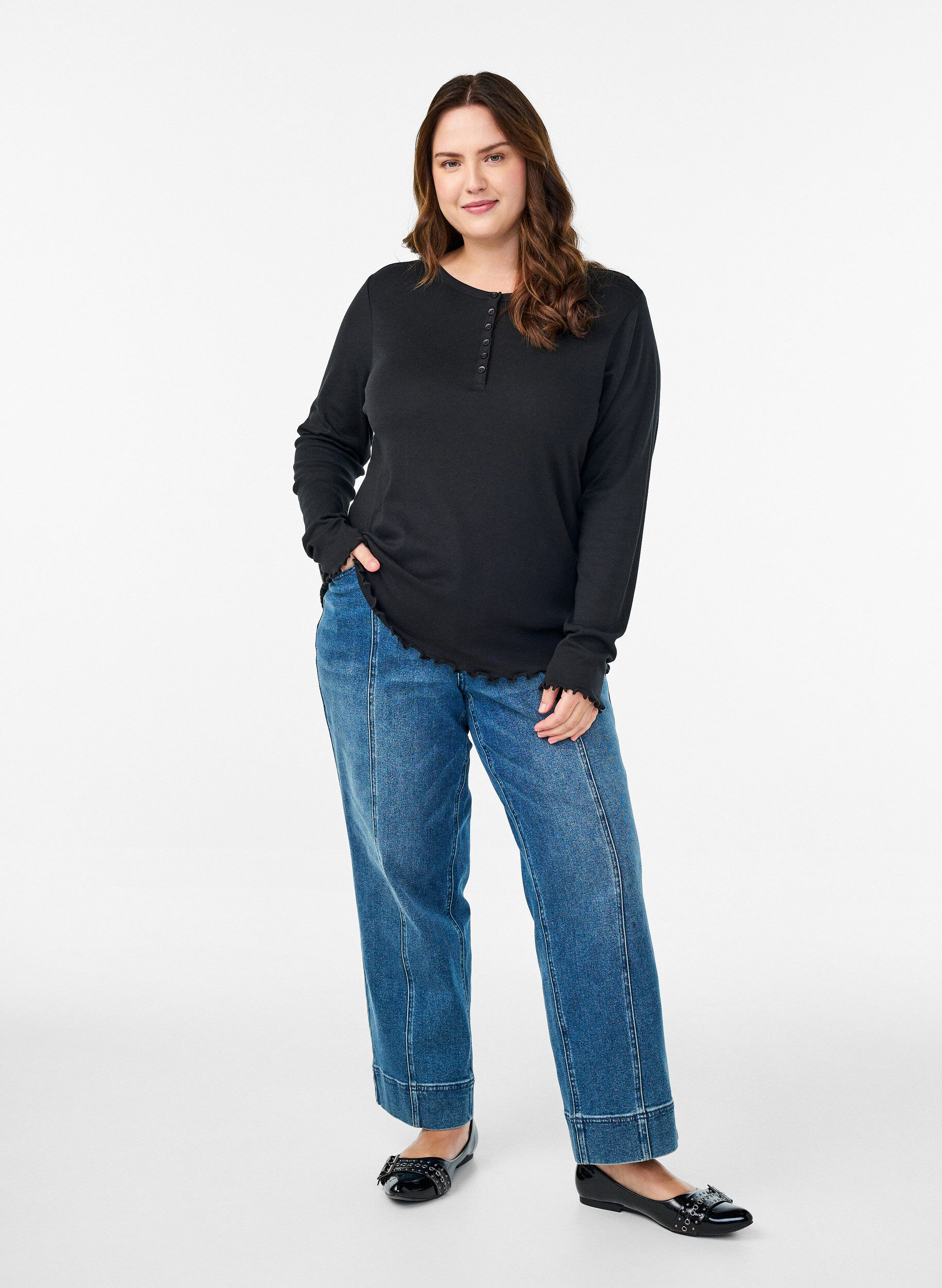 Zizzi Jerseybluse mit Kn&ouml;pfen und welligen Kanten, Schwarz, Model image number 1