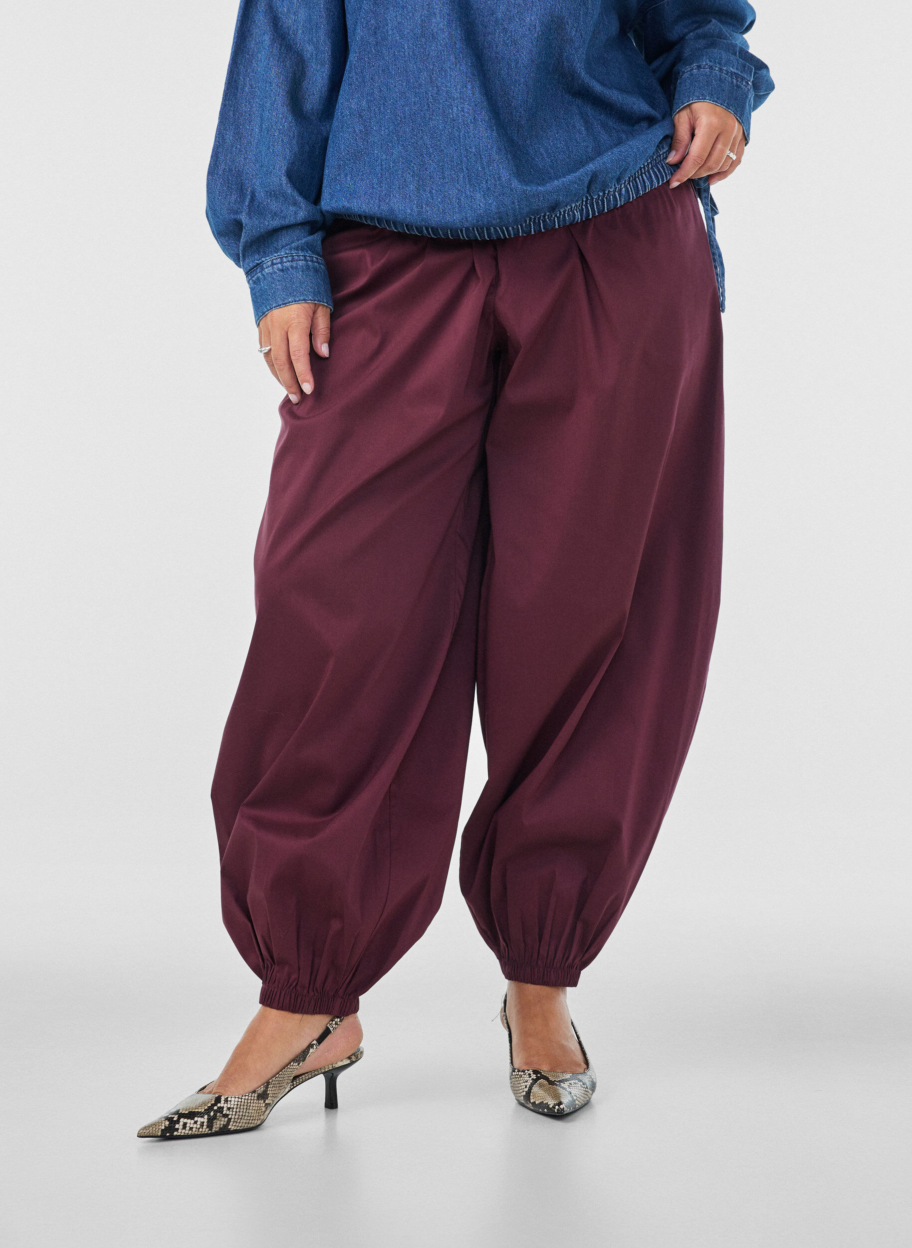 ZizziPantalon ballon avec poches et ceinture &eacute;lastique, Bordeaux, Model image number 2