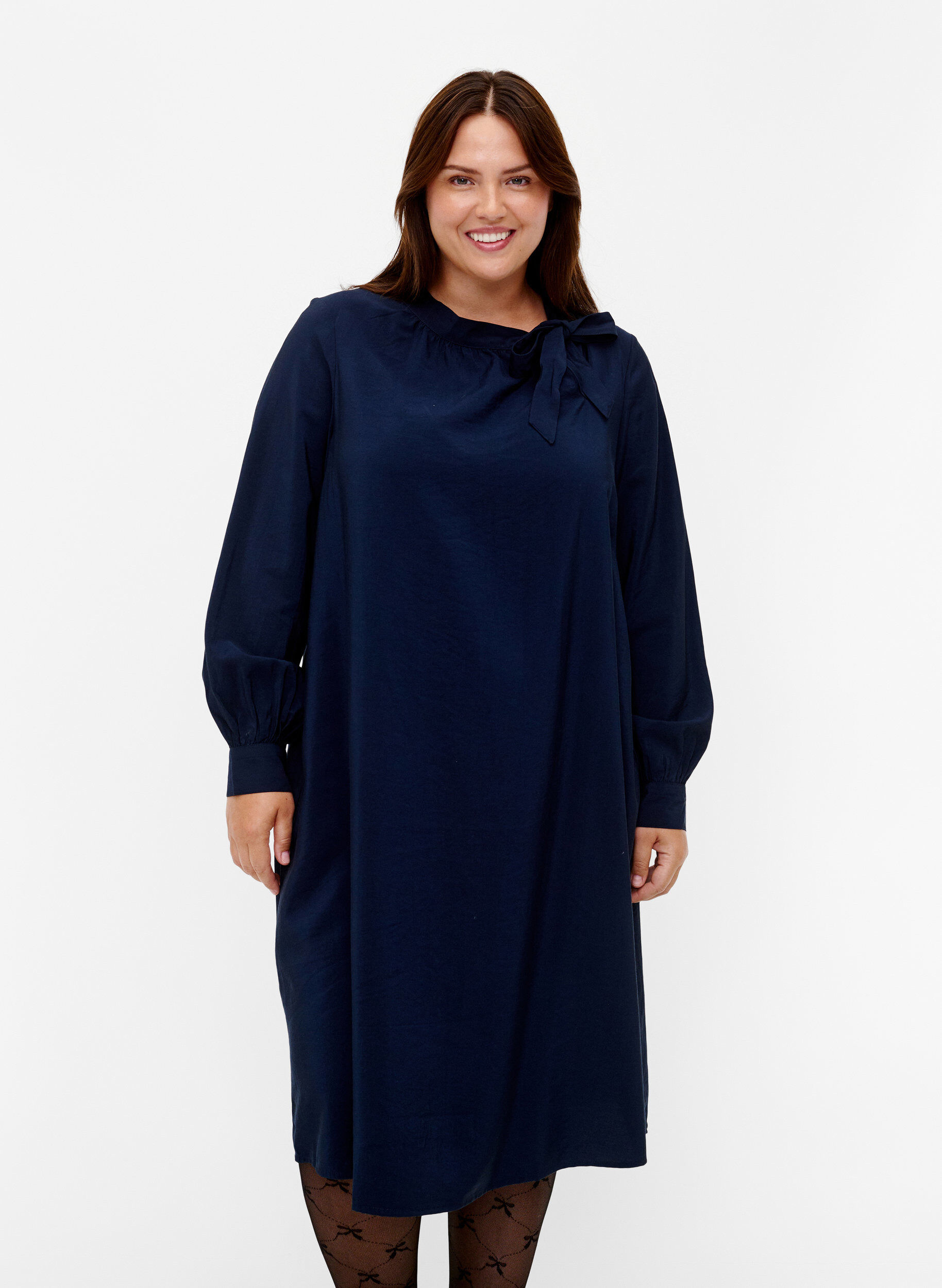 Zizzi Robe &agrave; manches longues en viscose avec un n&oelig;ud, Total Eclipse, Model image number 0