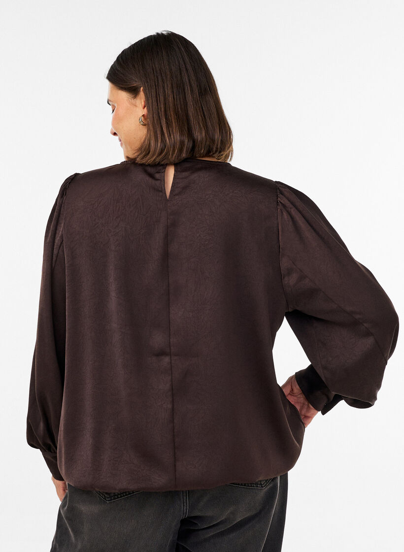 Blouse aspect satin&eacute; avec coupe ballon, Marron, Model image number 2