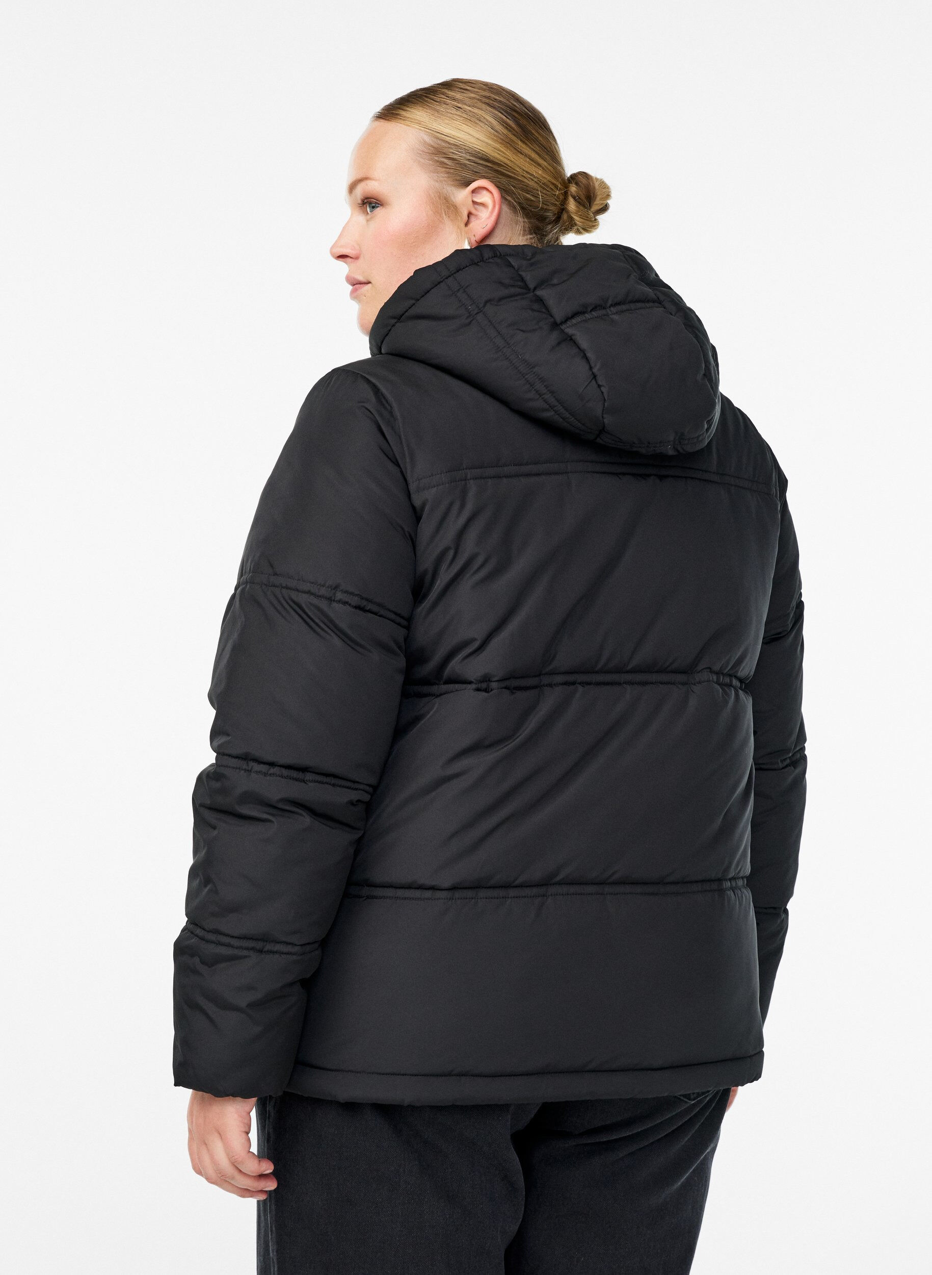 Zizzi Kurze Steppjacke mit Kapuze und Zwei-Wege-Rei&szlig;verschluss, Schwarz, Model image number 2