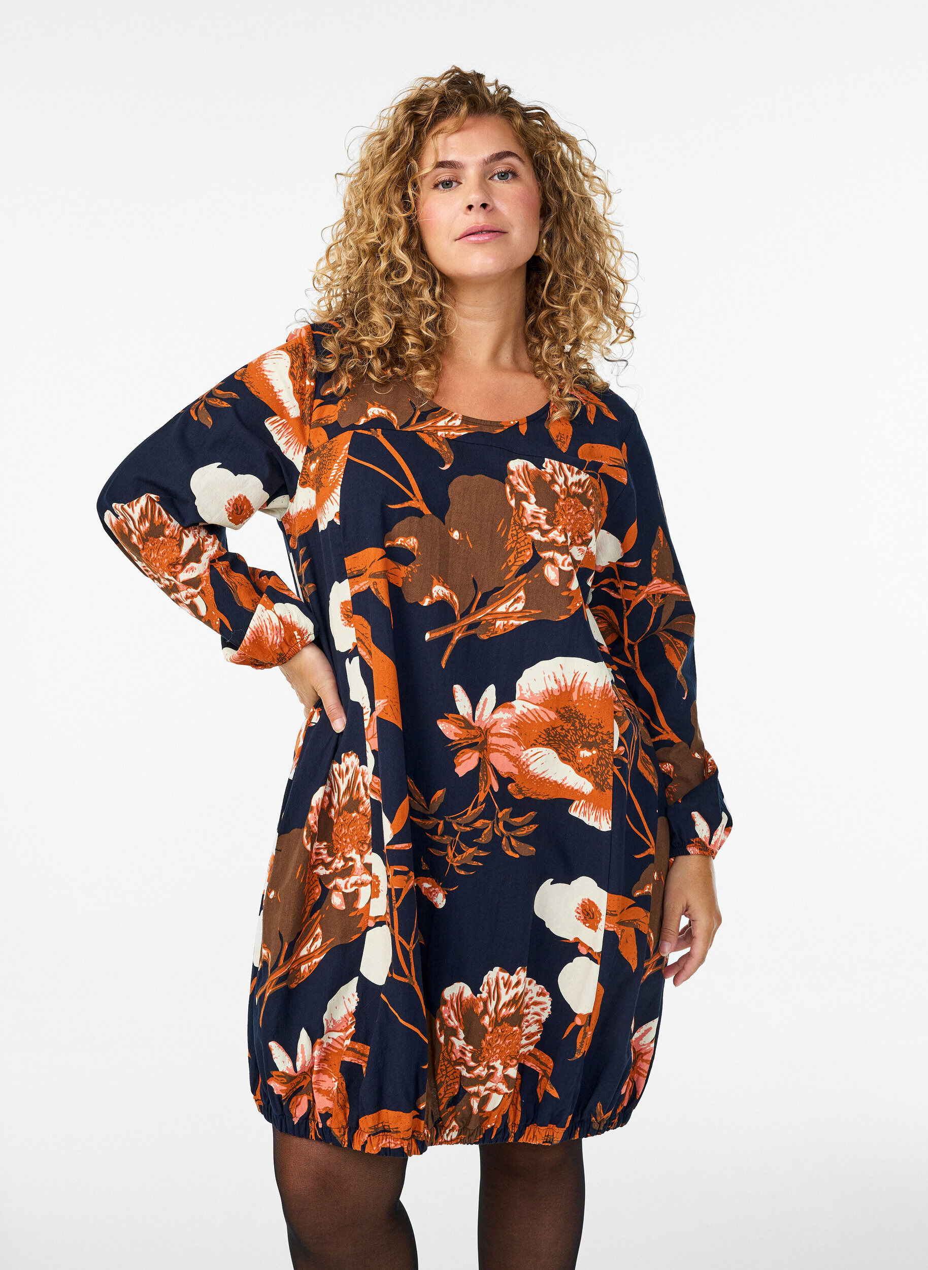 Kurzes Baumwollkleid mit Gummisaum und langen &Auml;rmeln, Schwarz, Model