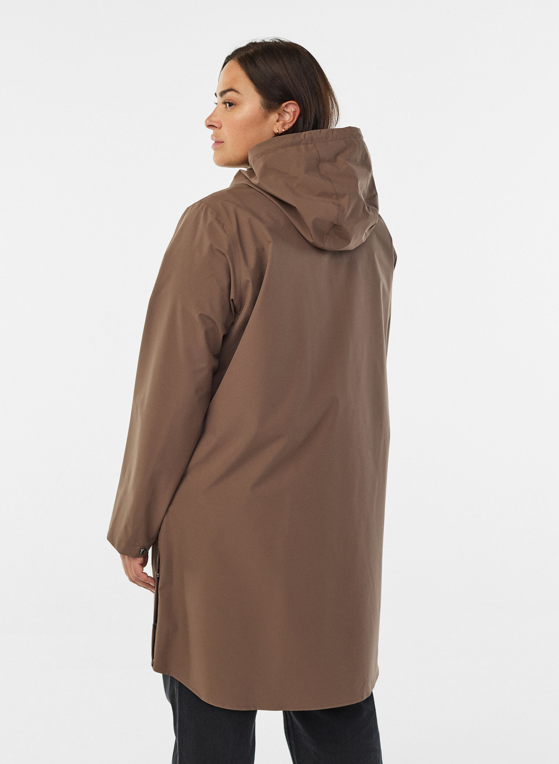 Zizzi Regenjacke mit Taschen und Kapuze, Braun, Model image number 2