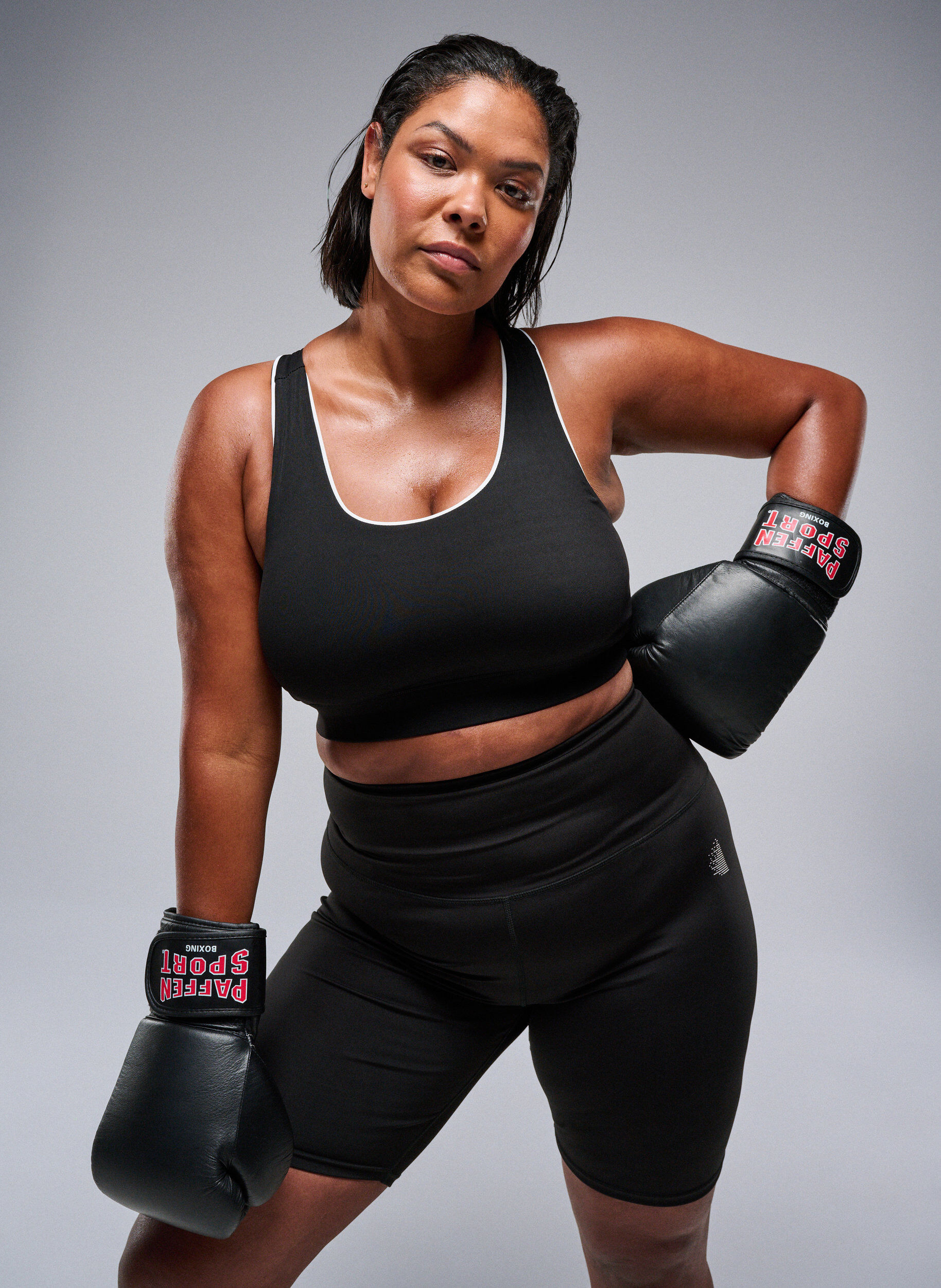 Zizzi Eng anliegende Trainingsshorts, Schwarz, Image image number 0