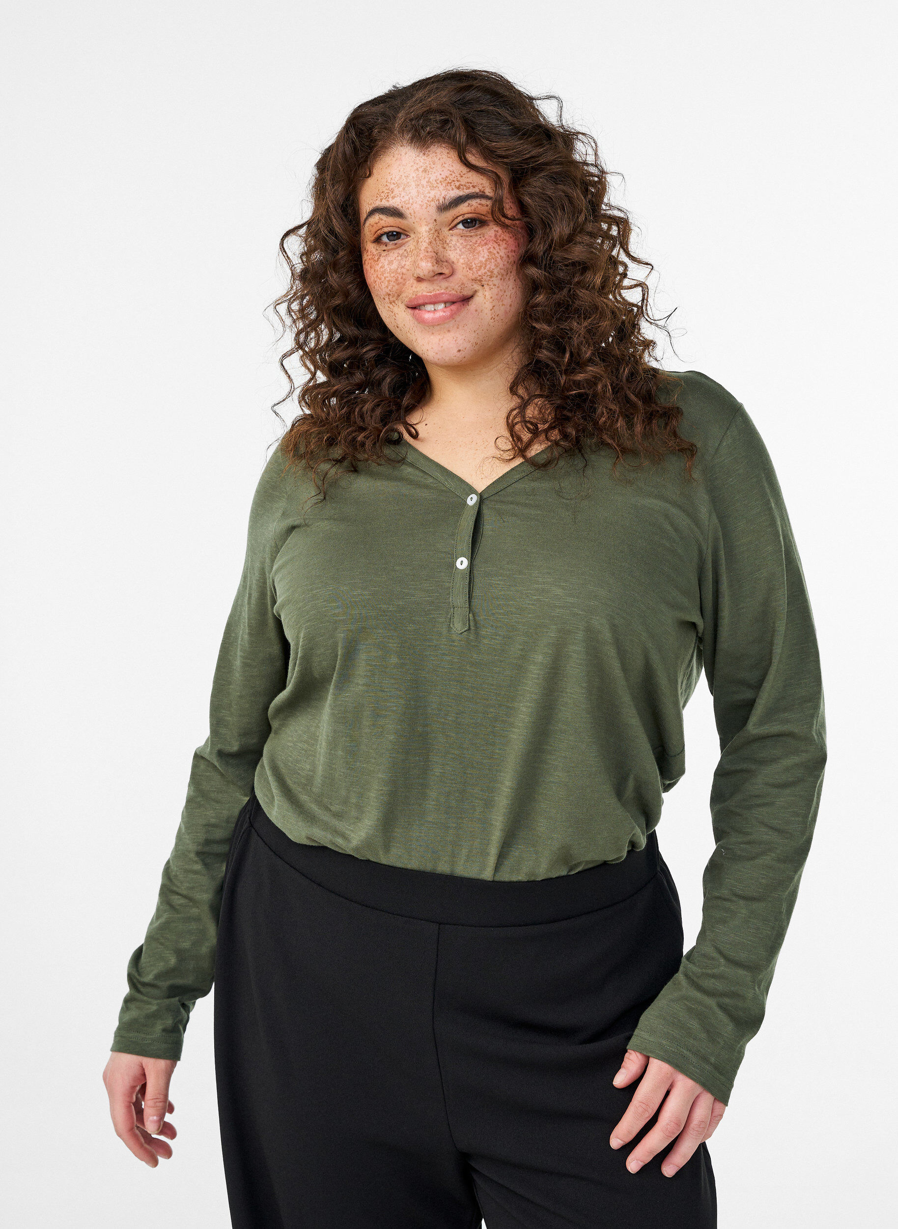 Langarmshirt mit V-Ausschnitt und Kn&ouml;pfen, Gr&uuml;n, Model
