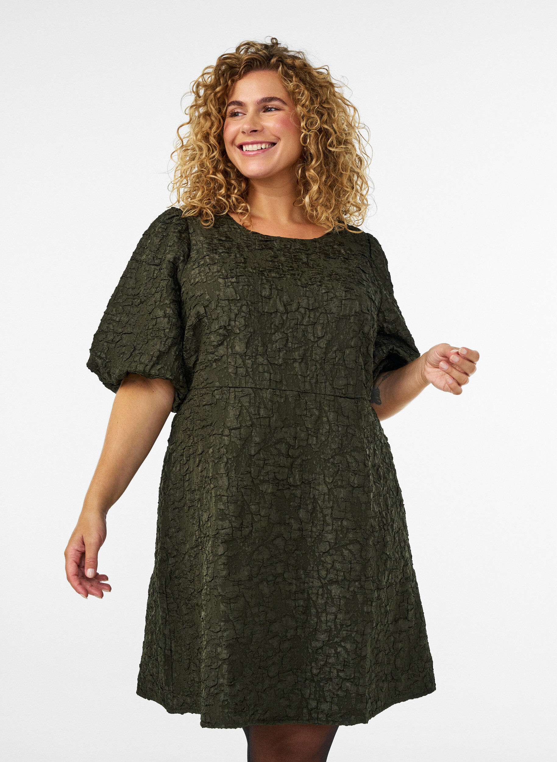 Robe en jacquard &agrave; coupe &eacute;vas&eacute;e avec manches bouffantes, Vert fonc&eacute;, Model
