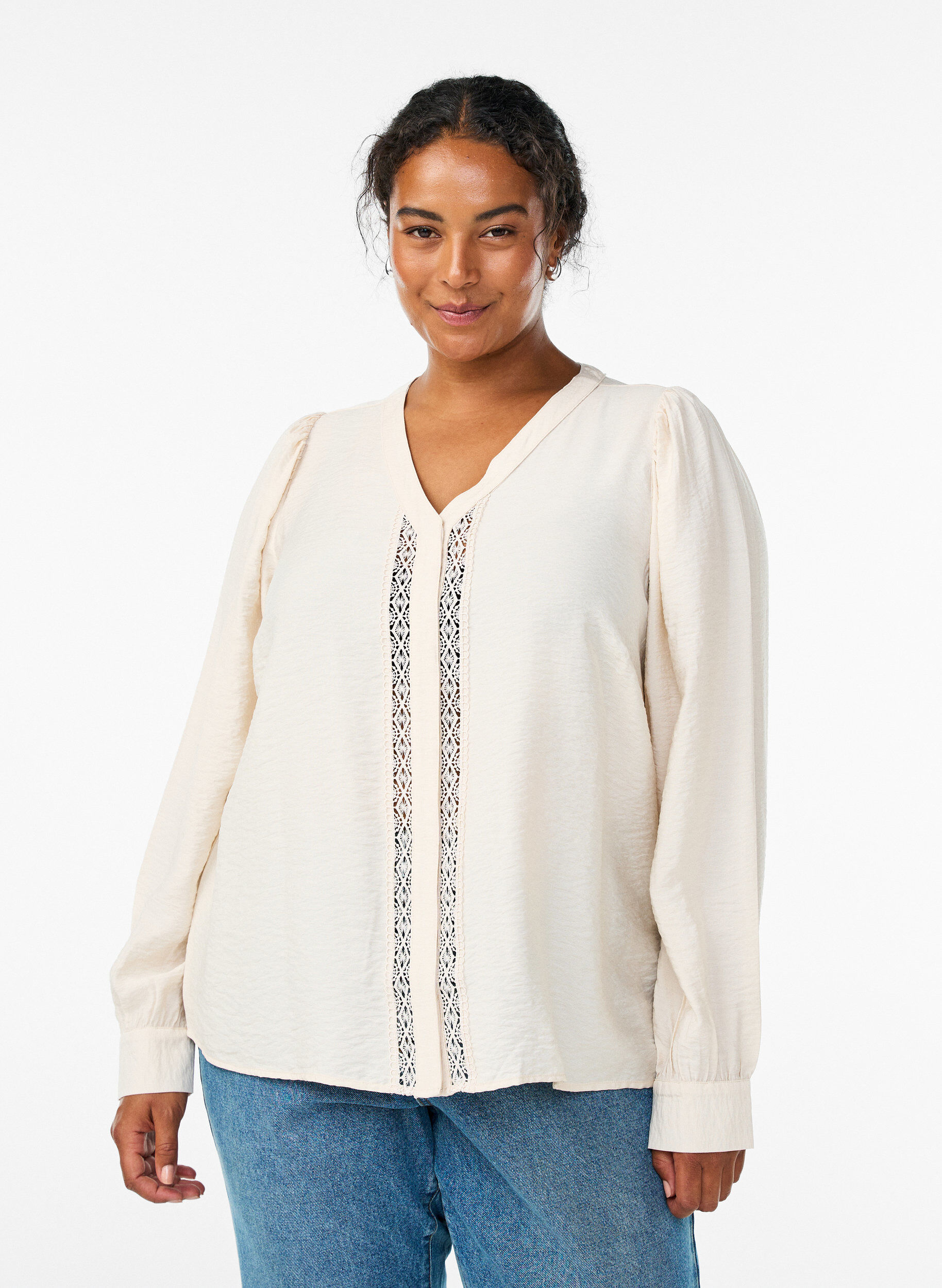 Bluse mit V-Ausschnitt und bestickten B&auml;ndern, Beige, Model