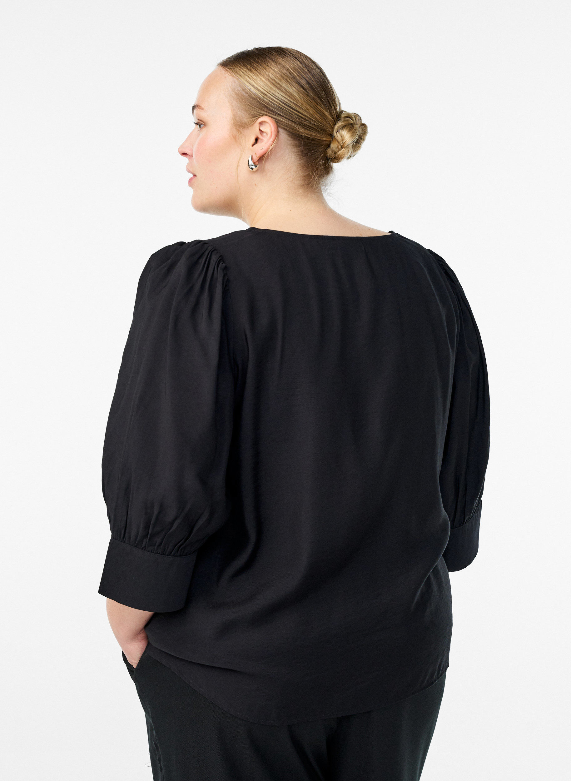 Zizzi Blouse avec col en V et manches 3/4, Noir, Model image number 2