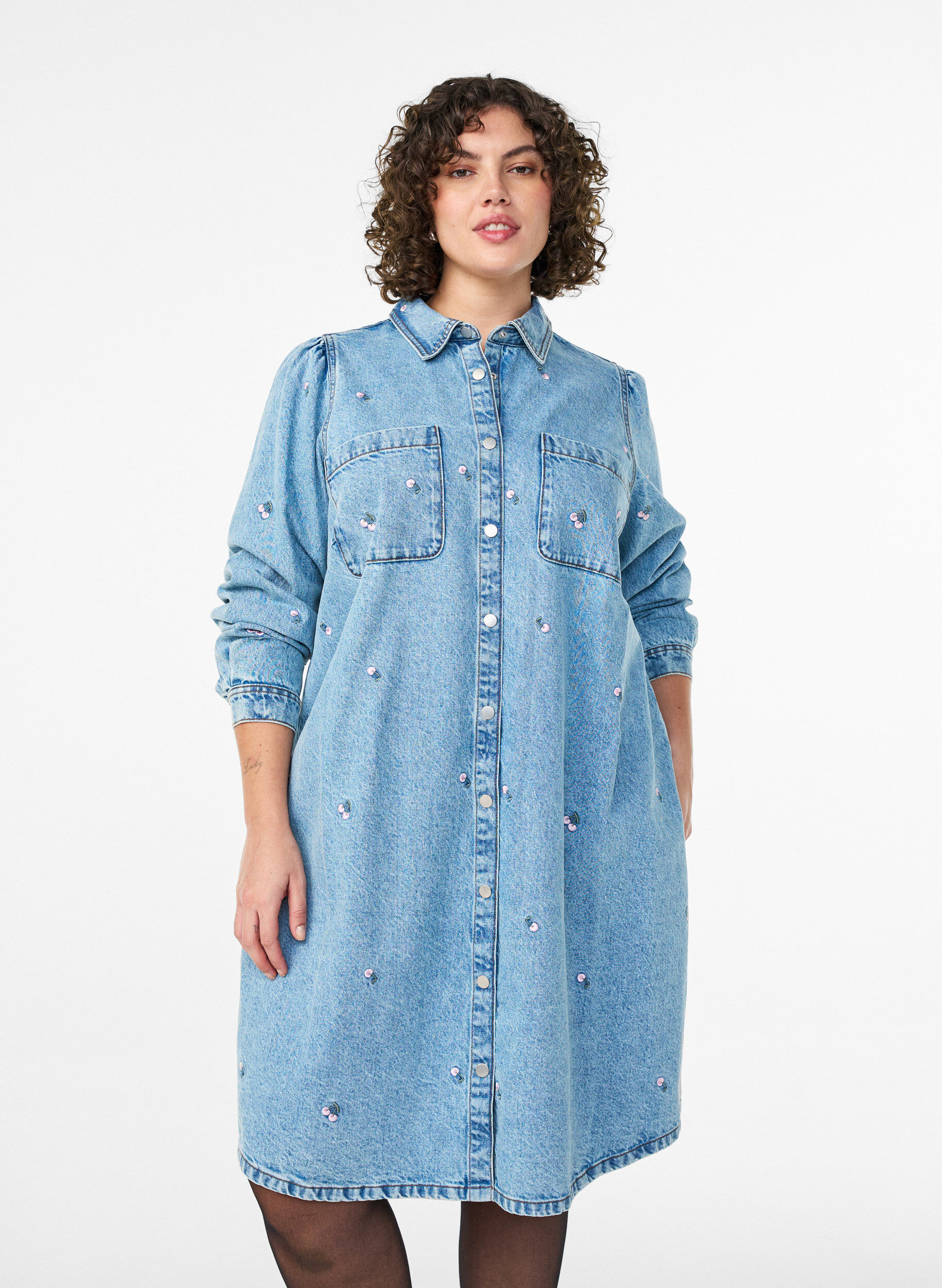 Robe en jean avec imprim&eacute; cerises et poches poitrine, Bleu Clair, Model