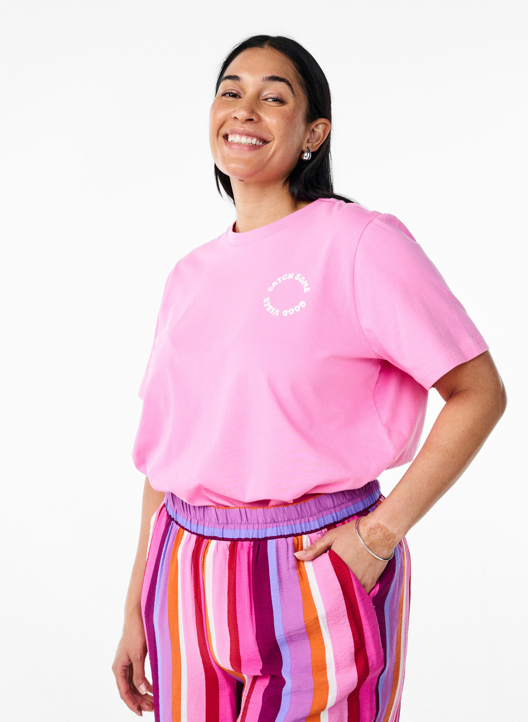 Zizzi T-Shirt aus Bio-Baumwolle mit Textmotiv, Pink, Model image number 2