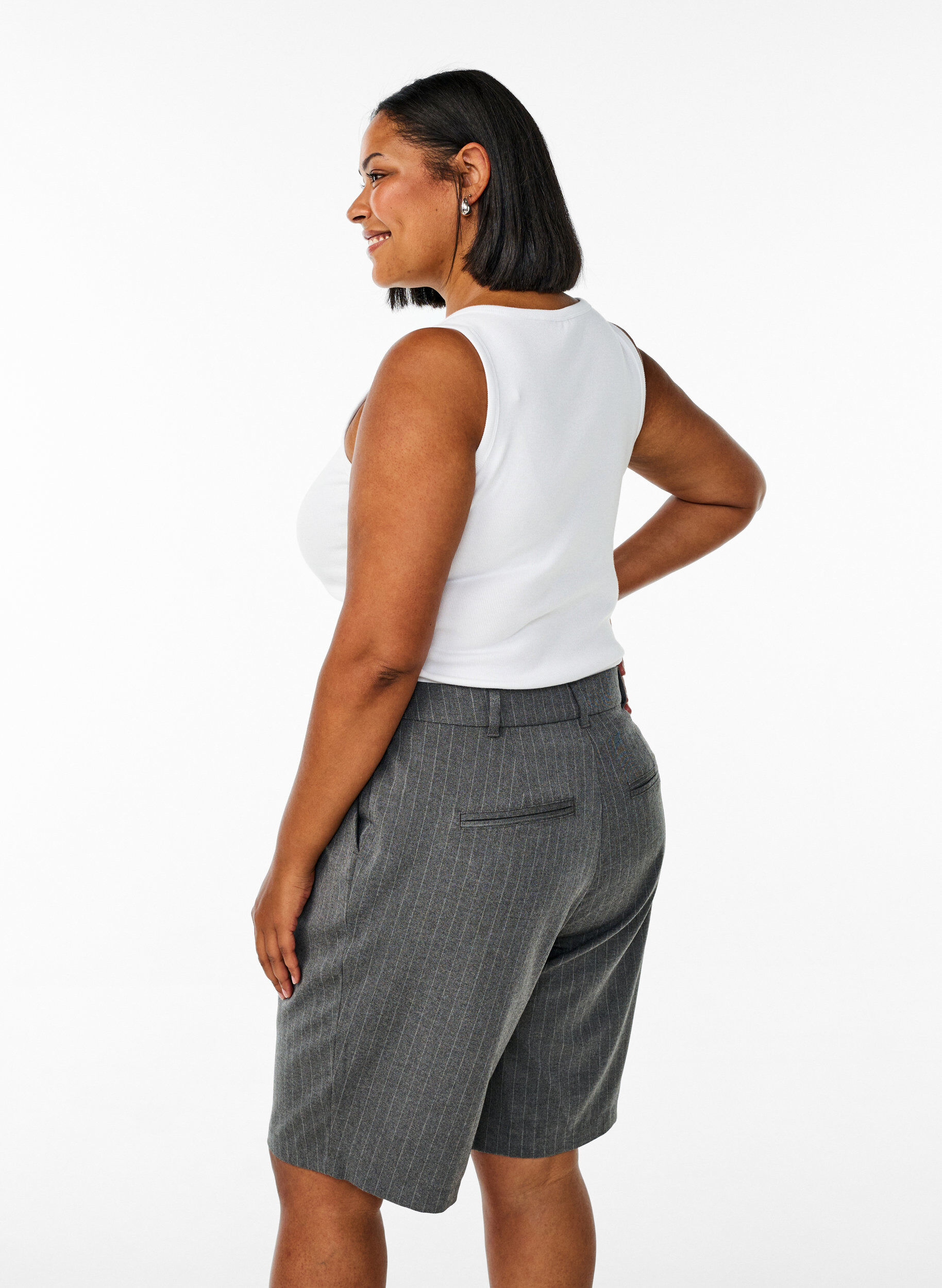 Zizzi Bermuda-Shorts mit Nadelstreifen und lockerer Passform, Grau, Model image number 2