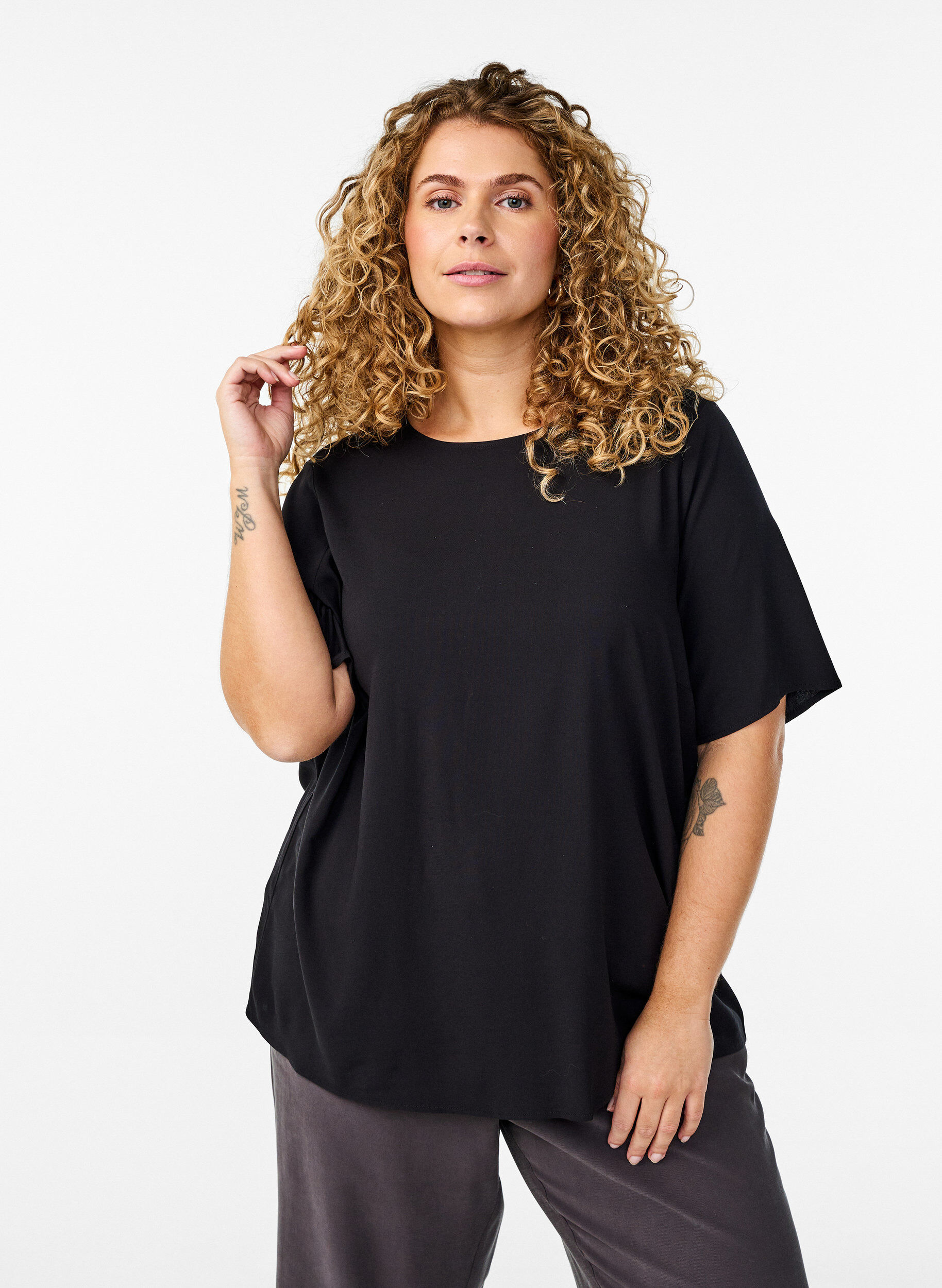 Zizzi Kurz&auml;rmelige, gewebte Bluse mit Rundhals, Schwarz, Model image number 0