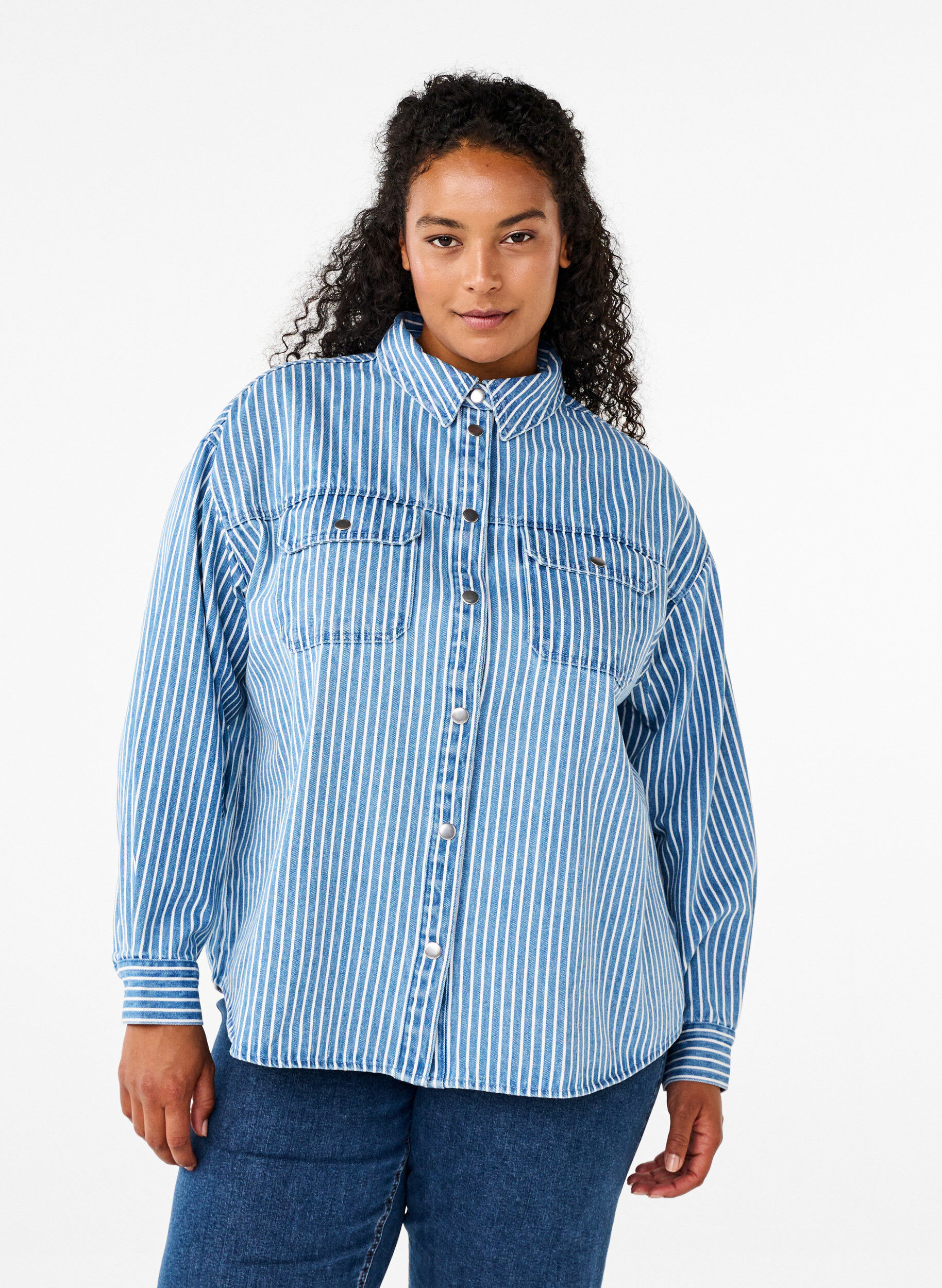 Zizzi Chemise en jean ray&eacute;e avec poches de poitrine, Light B.Denim Stripe, Model image number 0