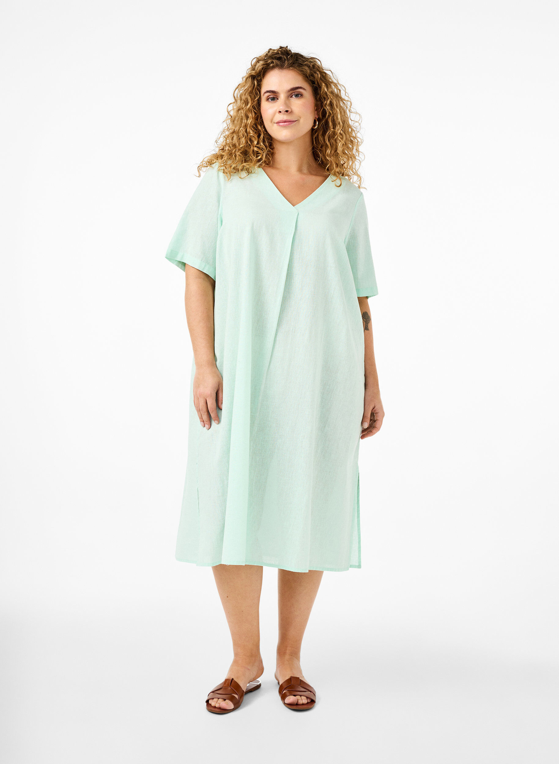 Kaftan-Kleid aus Baumwollmischung mit Leinen, Gr&uuml;n, Model