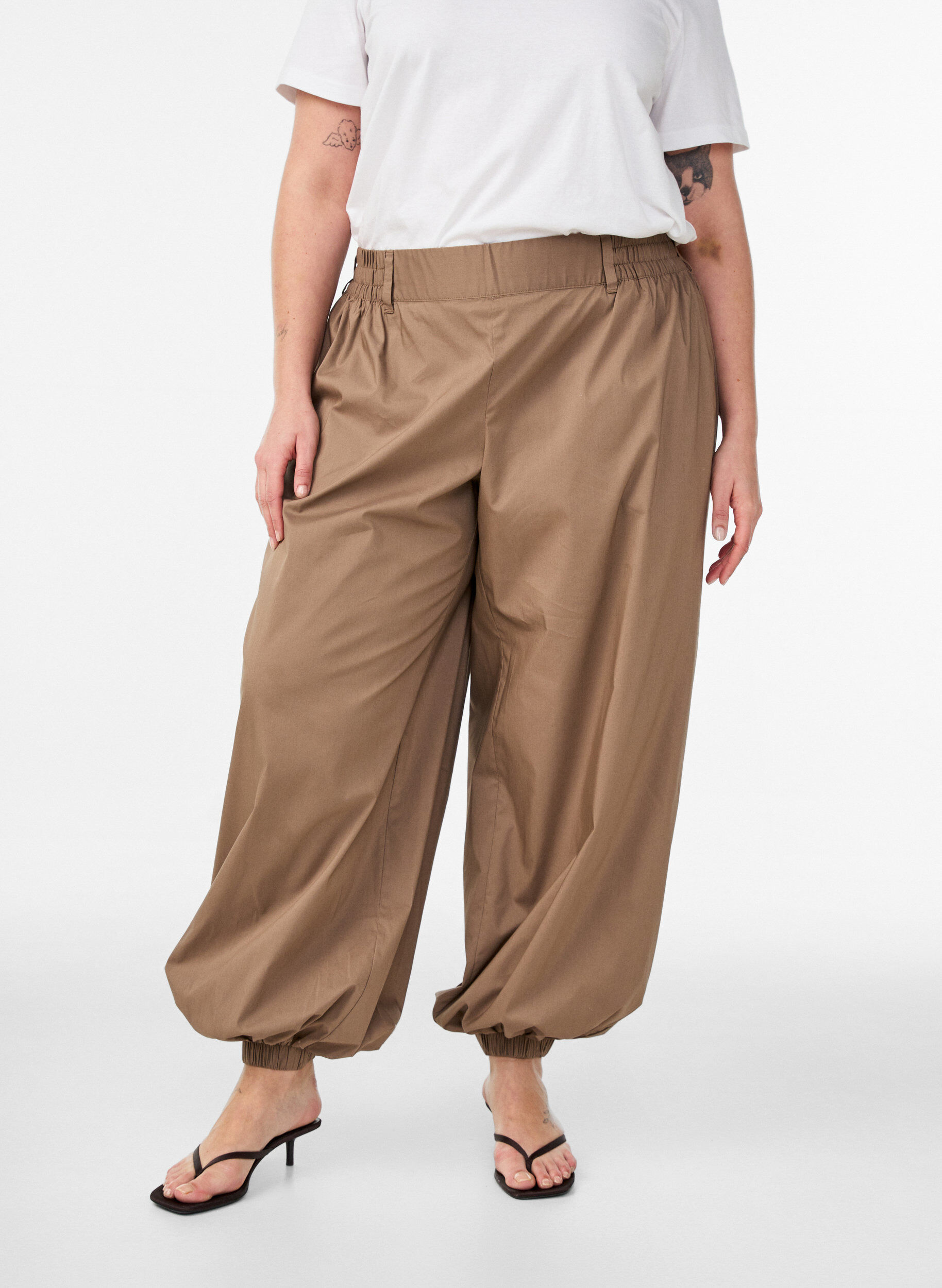 ZizziPantalon ballon taille haute avec ceinture &eacute;lastique, Marron, Model image number 2