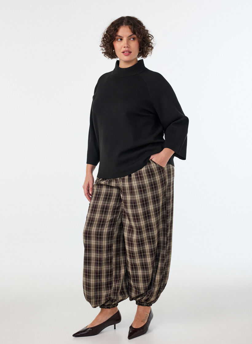 Strickbluse aus einer Viskosemischung mit Rollkragen, Schwarz, Model image number 1
