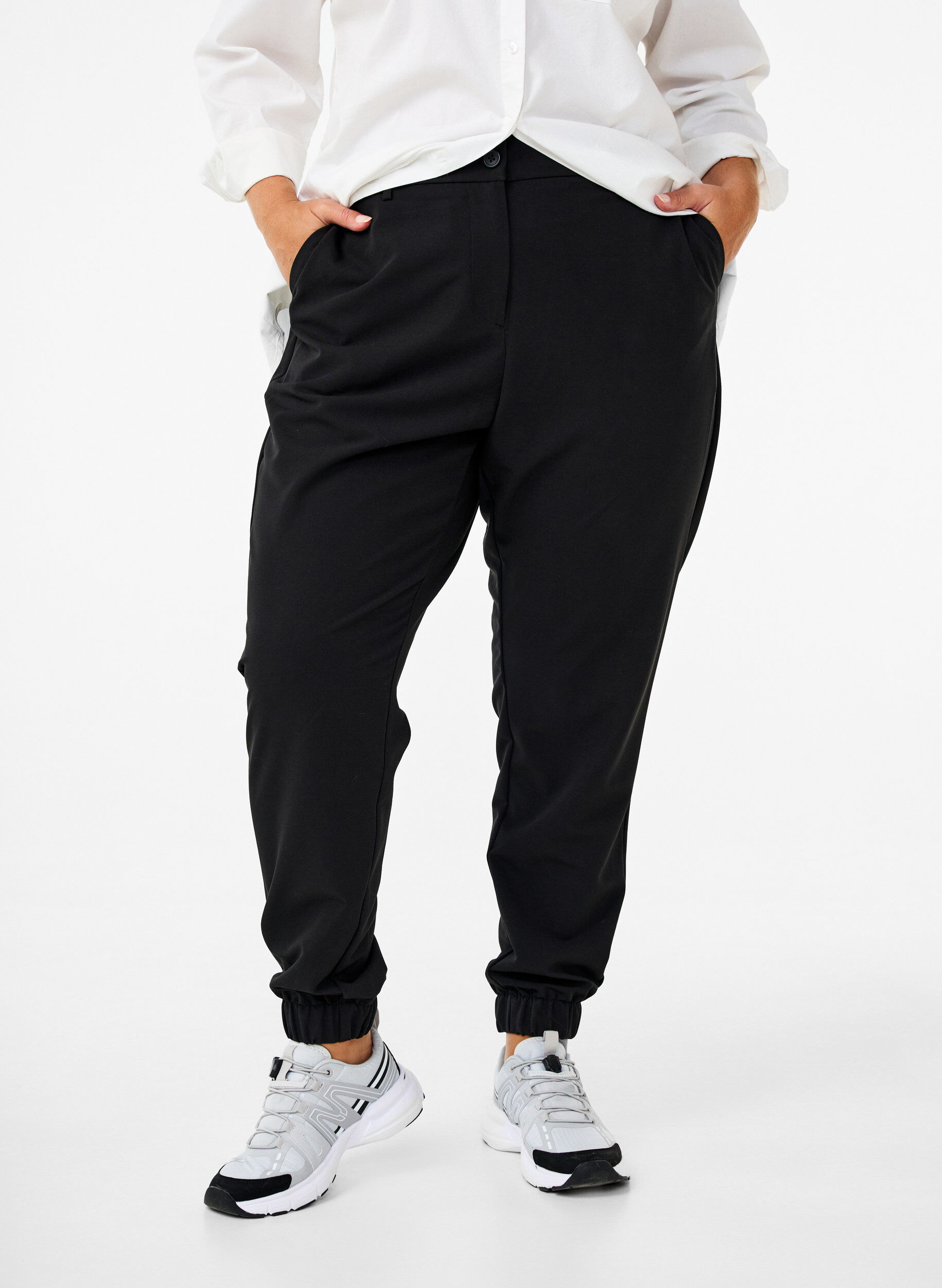 Zizzi Hose mit Gummizug in der Taille und am Kn&ouml;chel, Black, Model image number 2