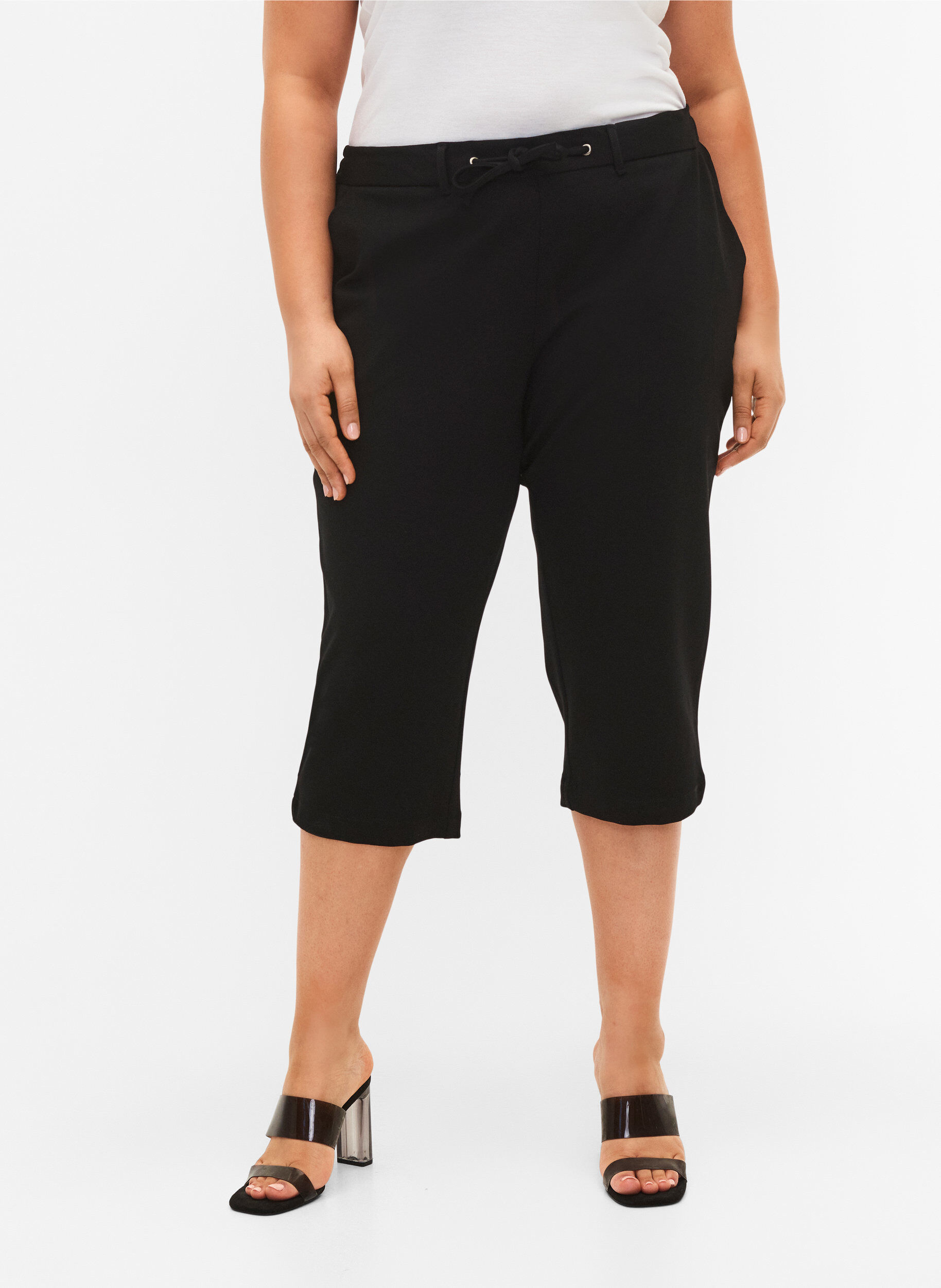 Zizzi Capri-Hose aus Viskosemischung, Black, Model image number 2