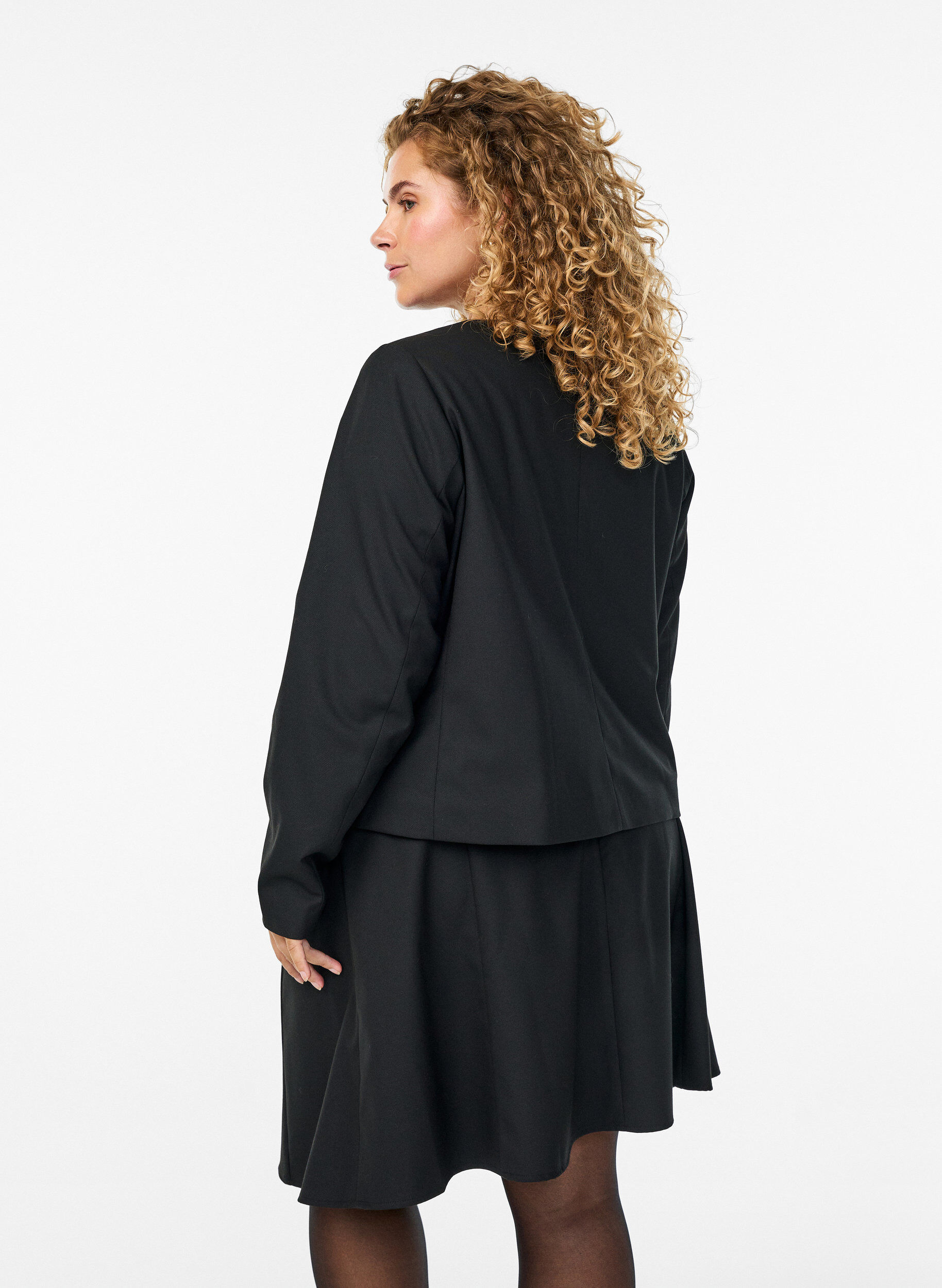 Zizzi Kurze Jacke mit goldfarbenen Kn&ouml;pfen, Schwarz, Model image number 2