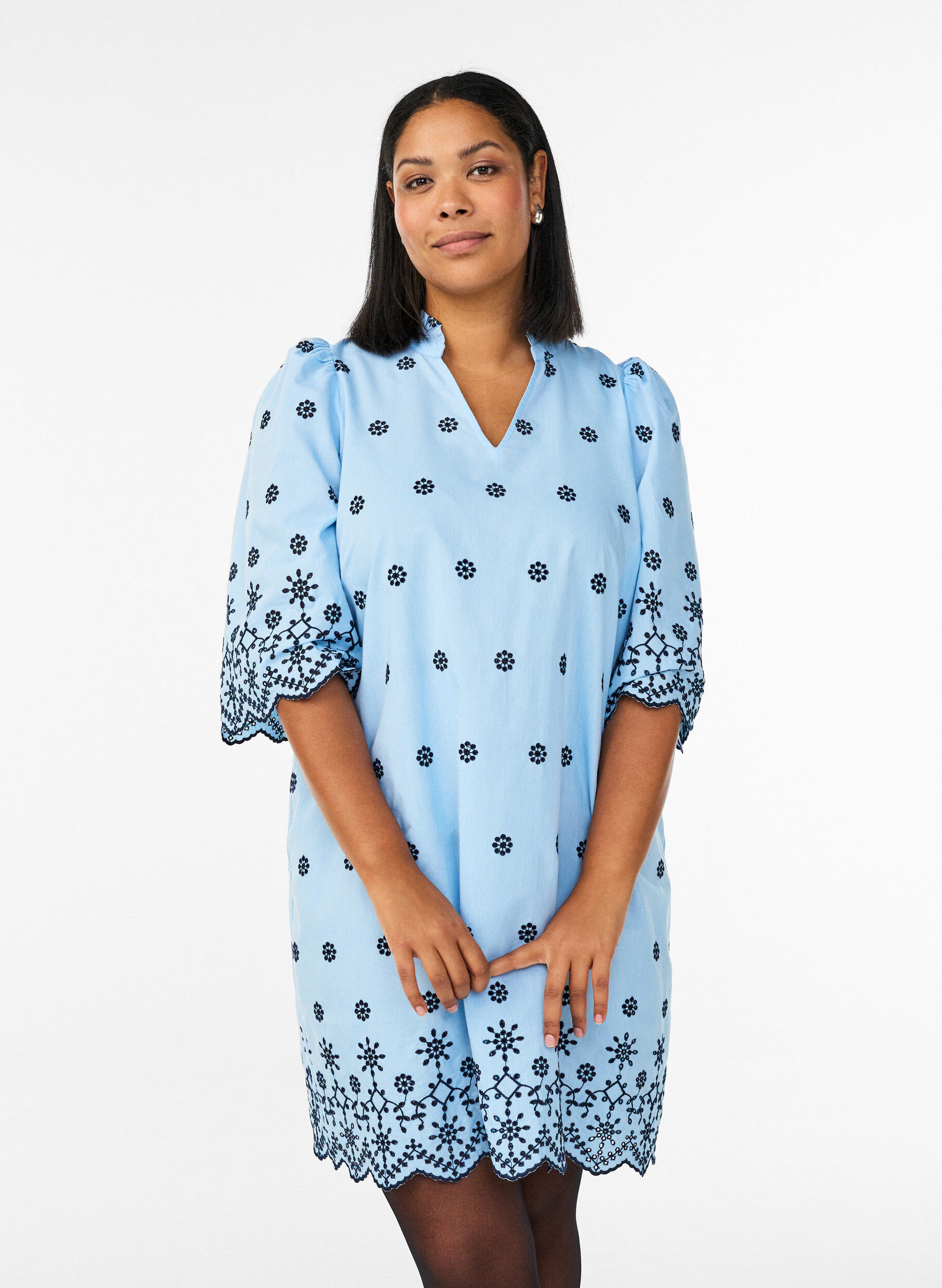 Kurzes Kleid mit Stickerei und 3/4-&Auml;rmeln, Blau, Model