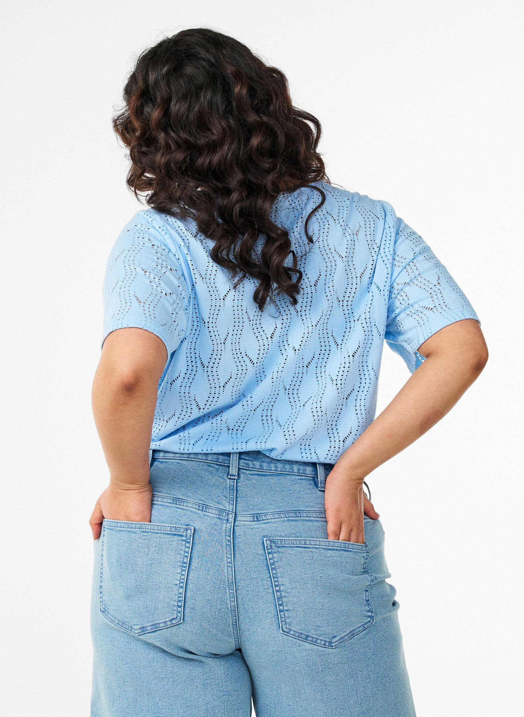 Zizzi T-Shirt aus Jersey mit Lochstickerei, Blau, Model image number 2