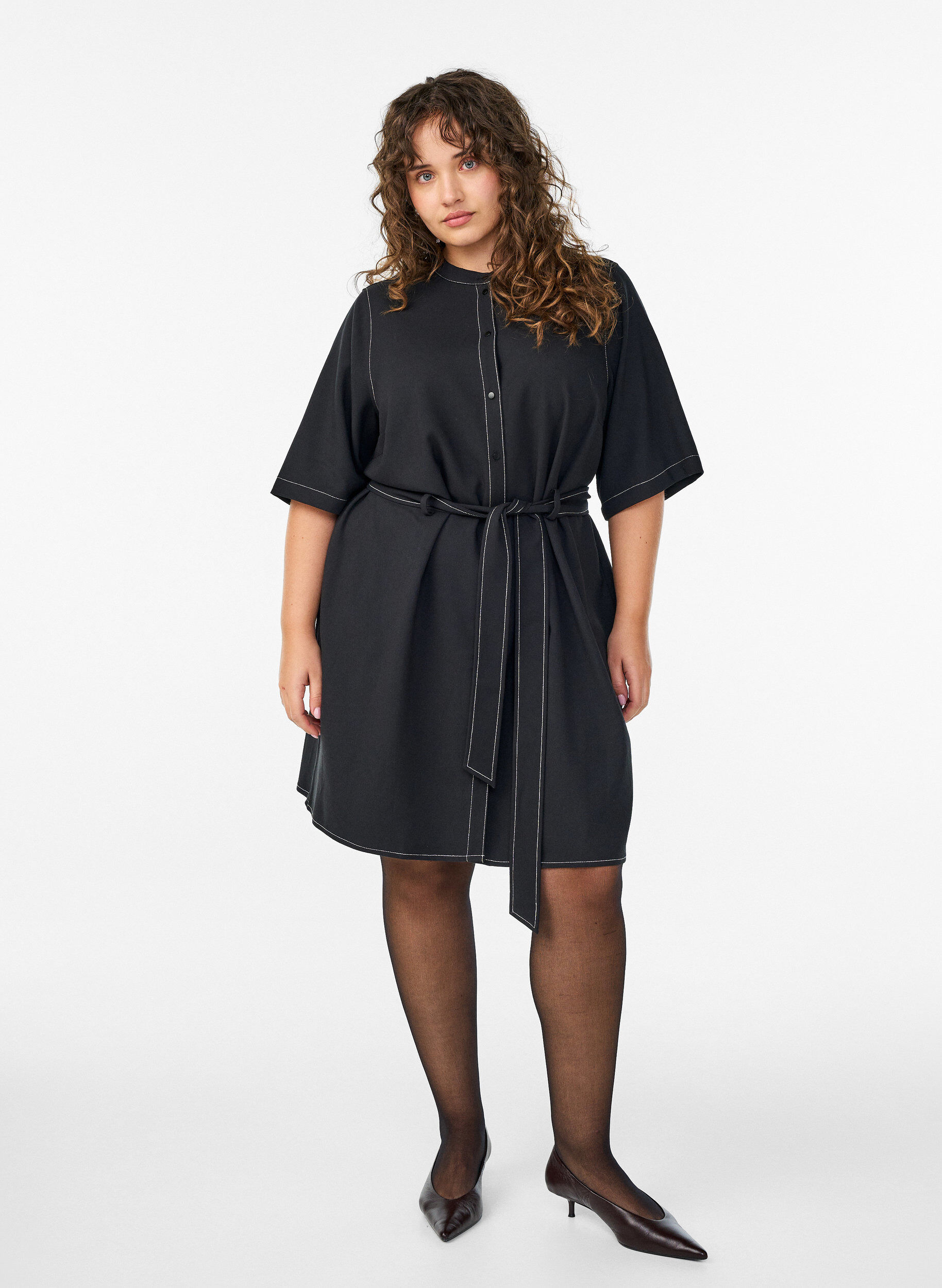 Zizzi Robe chemise courte avec surpiq&ucirc;res contrastantes et ceinture &agrave; nouer, Noir, Model image number 0