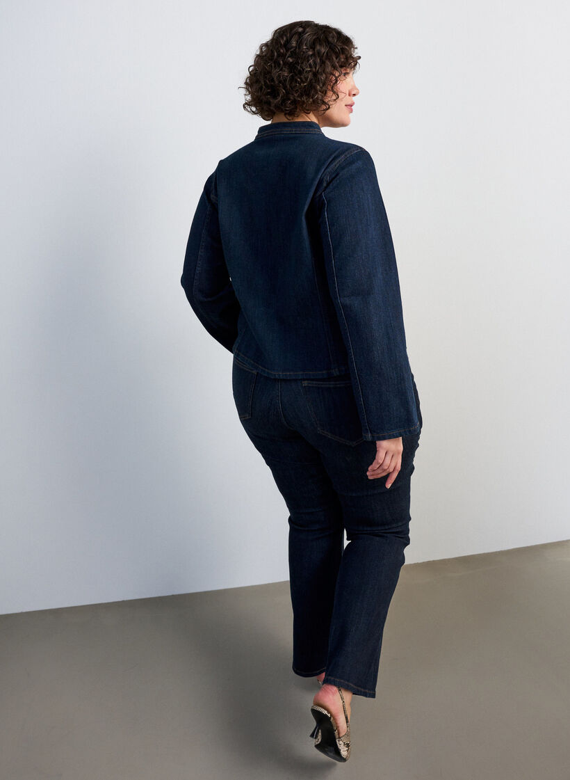 Veste en denim ajust&eacute;e avec fermeture zipp&eacute;e, Bleu, Model image number 2