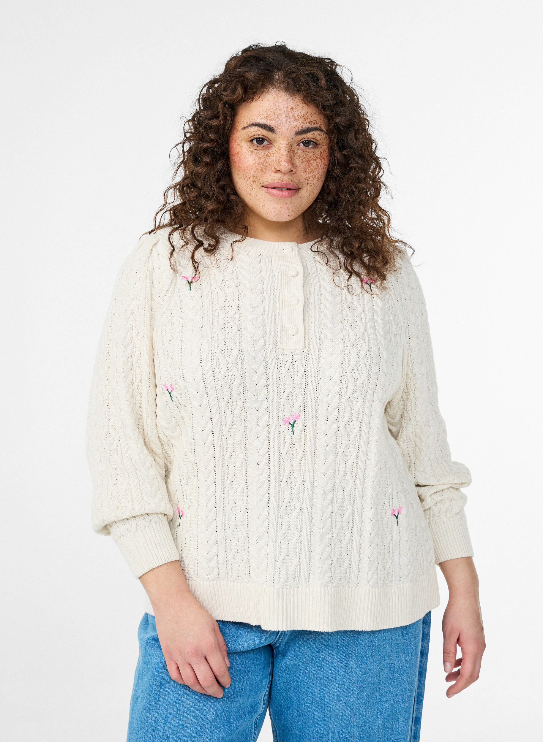 Strickbluse mit Zopfmuster und bestickten Blumen, Wei&szlig;, Model