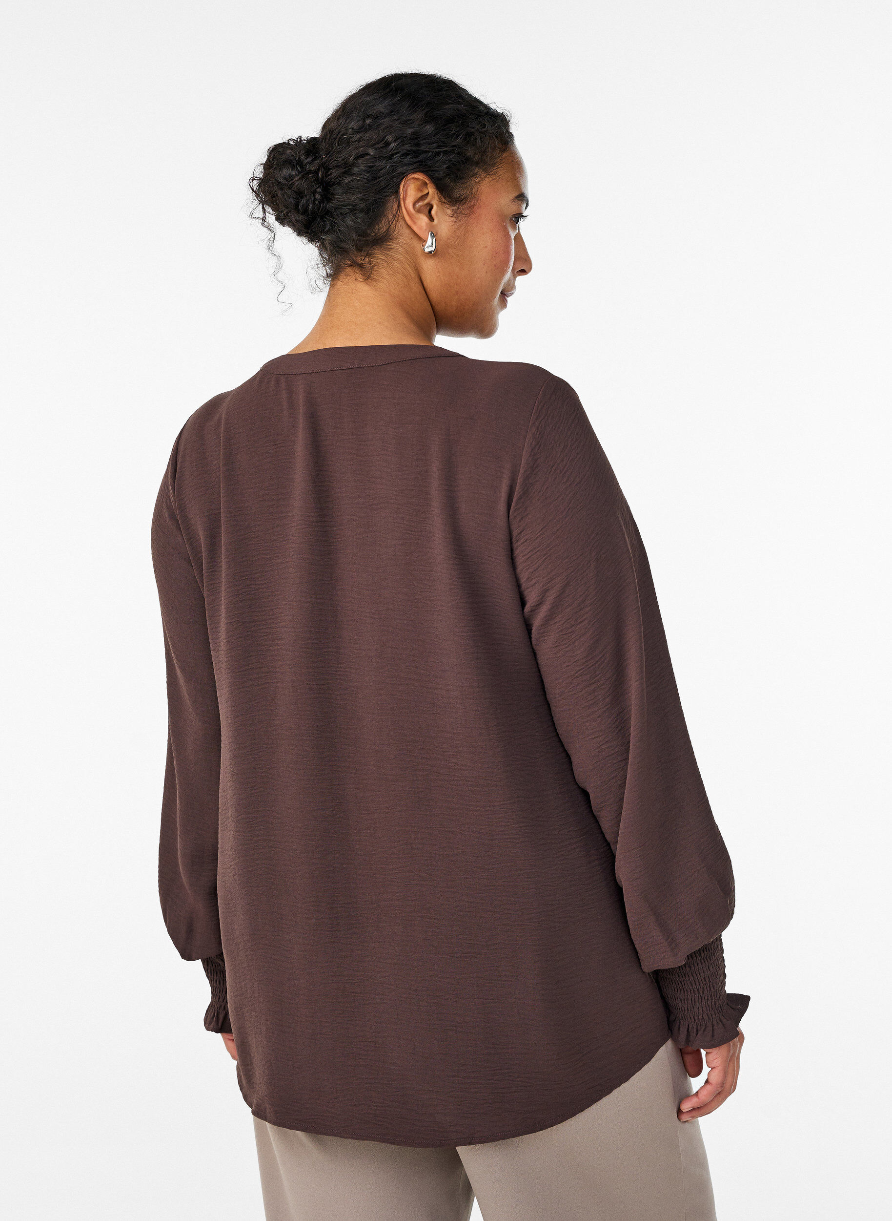 ZizziBlouse avec poignets smock&eacute;s et col en V, Marron, Model image number 2