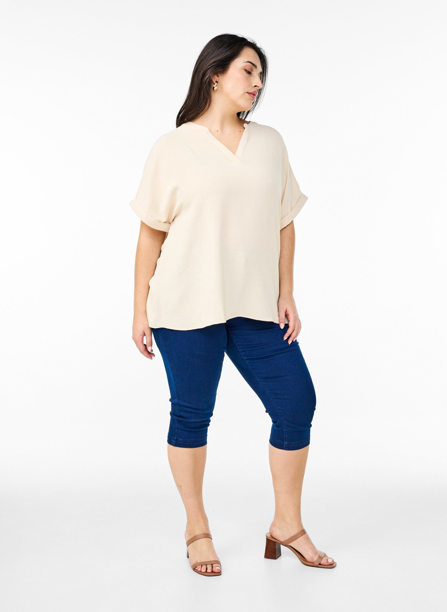 Zizzi Lockere Bluse mit kurzen &Auml;rmeln, Beige, Model image number 1