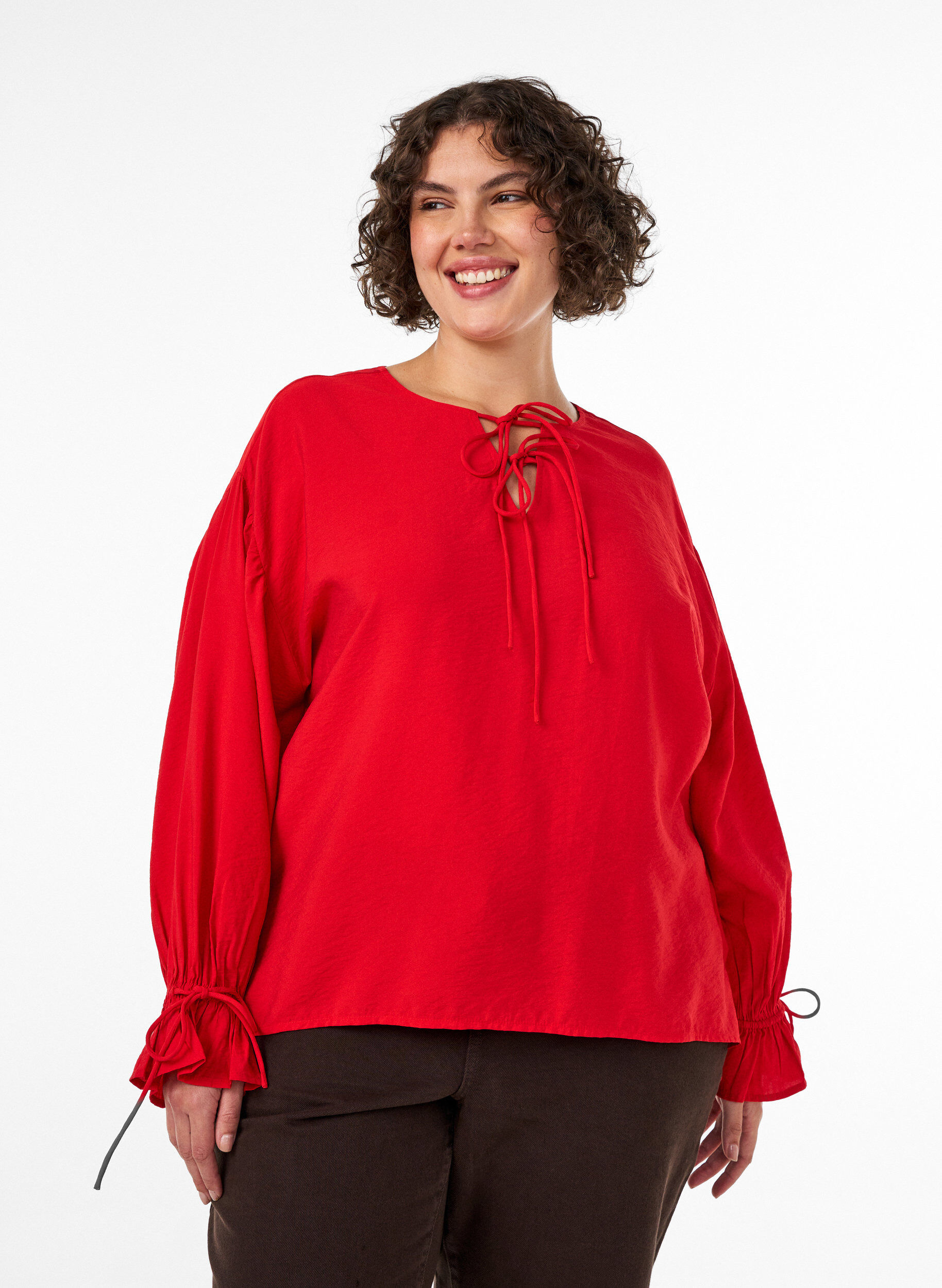 Blouse en viscose avec liens et volants, Rouge, Model