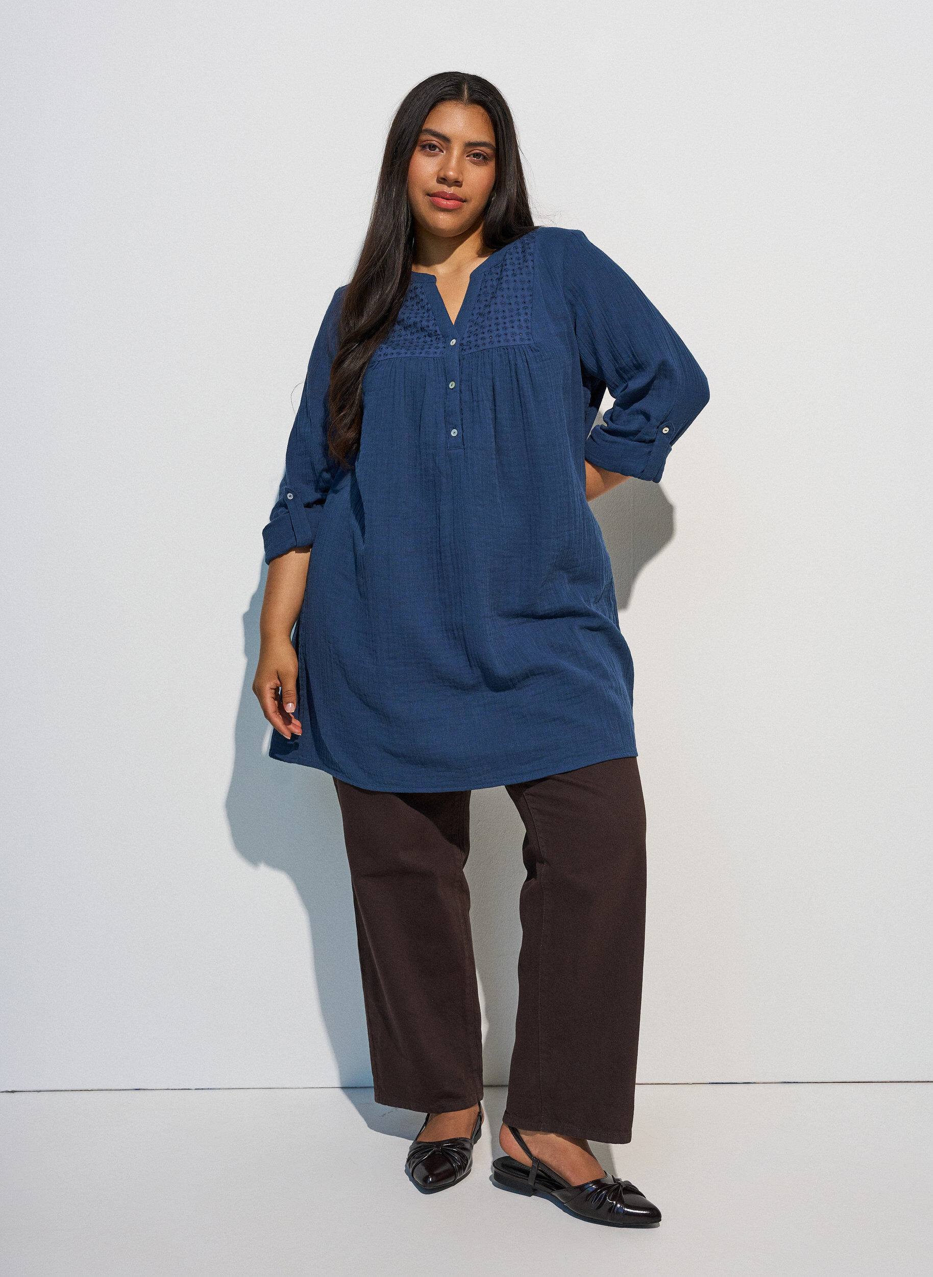 ZizziTunique en mousseline de coton avec broderie anglaise, Bleu, Model image number 1