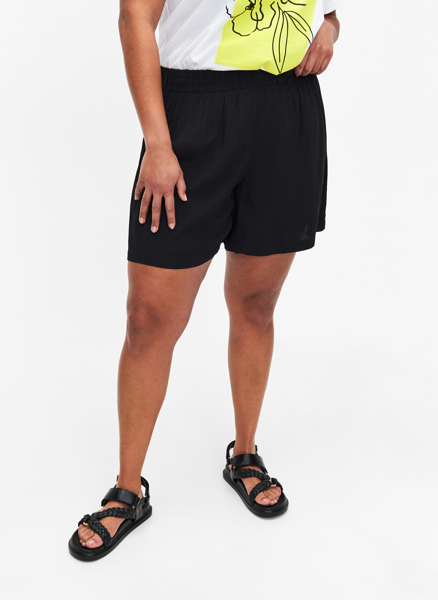 Zizzi Locker sitzende Shorts aus Viskose, Black, Model image number 2