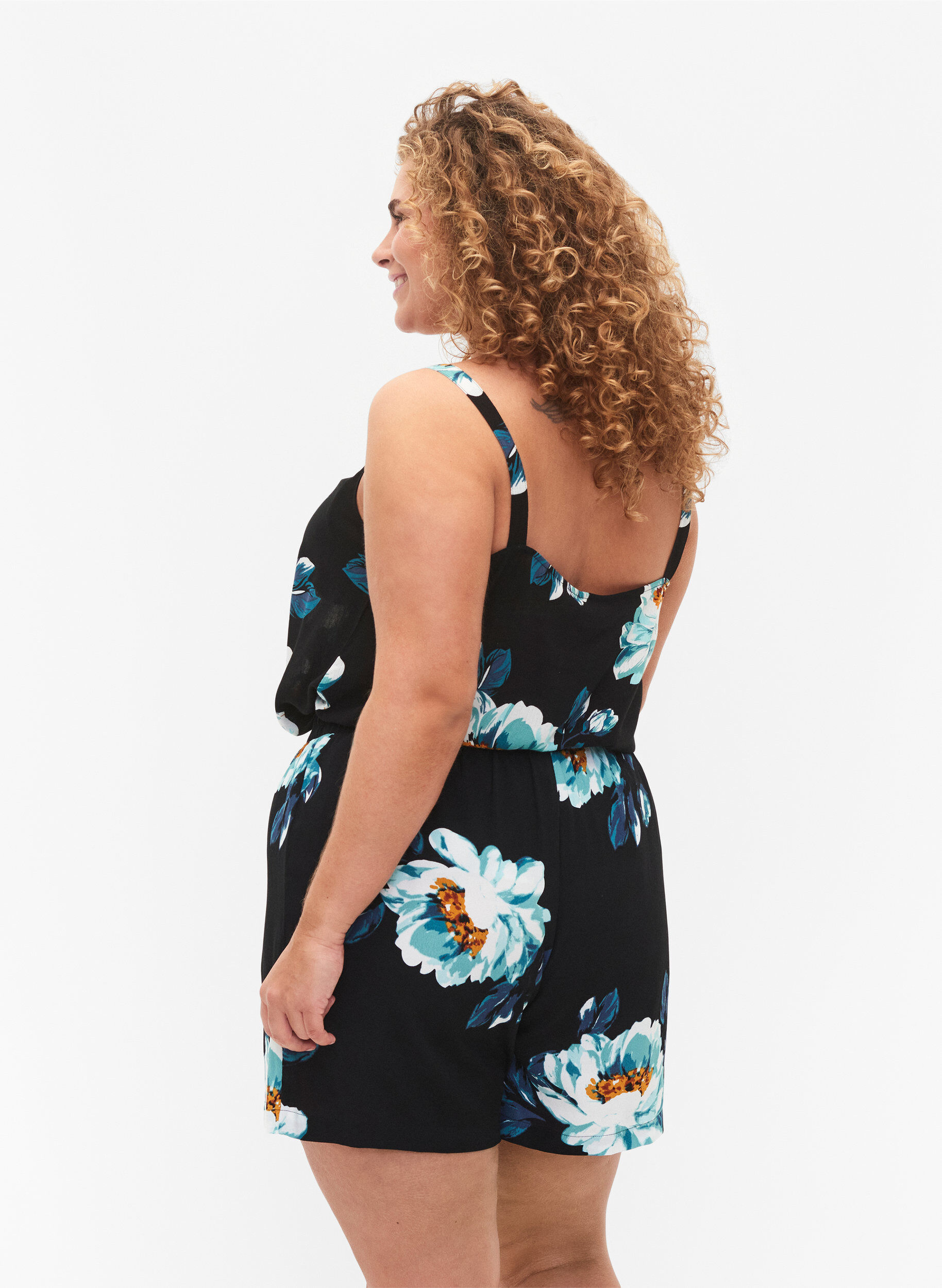 Zizzi Locker sitzende Shorts aus Viskose, Black Big Flower, Model image number 1