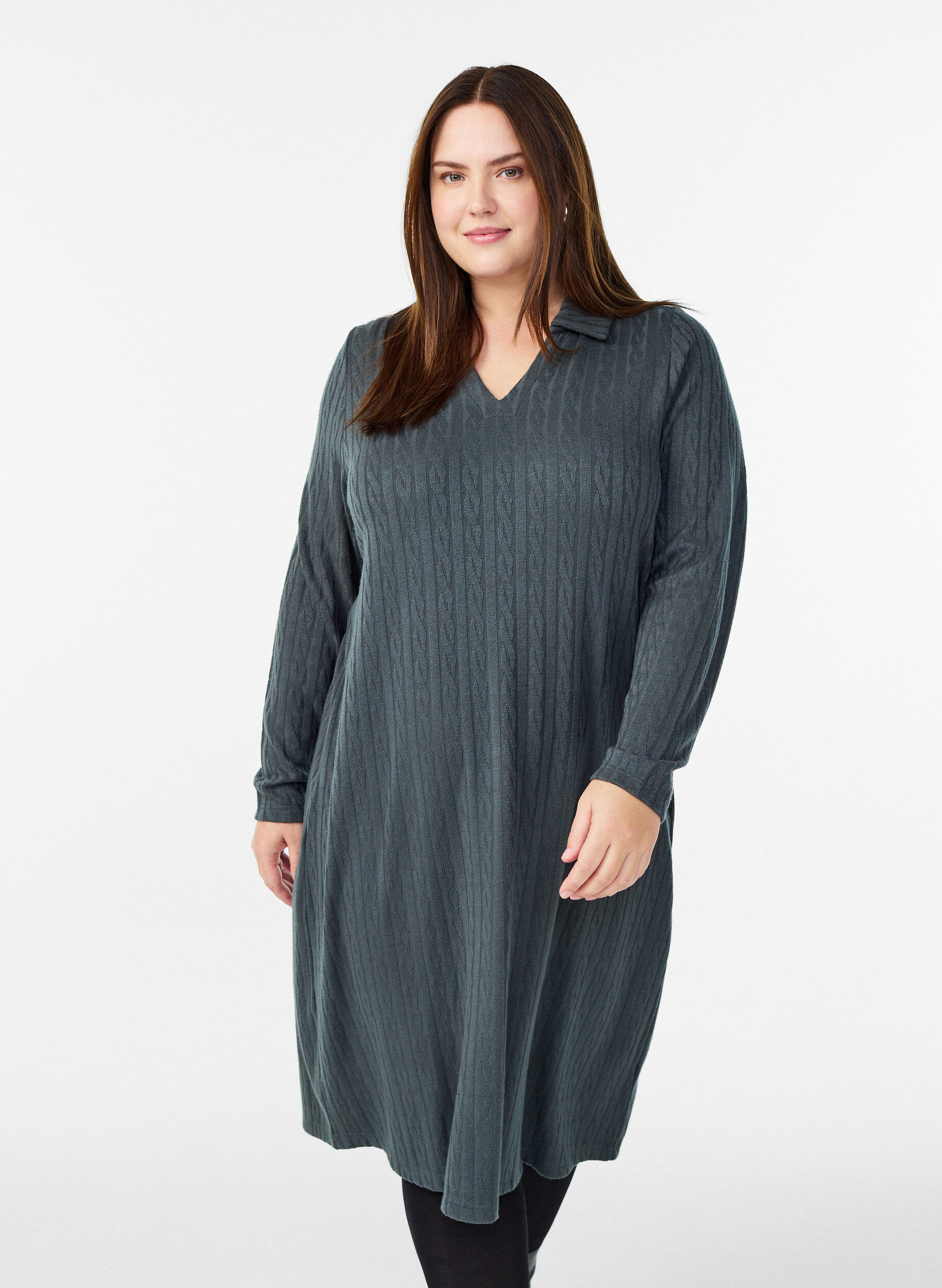 Kleid mit Zopfmuster und V-Ausschnitt, Gr&uuml;n, Model